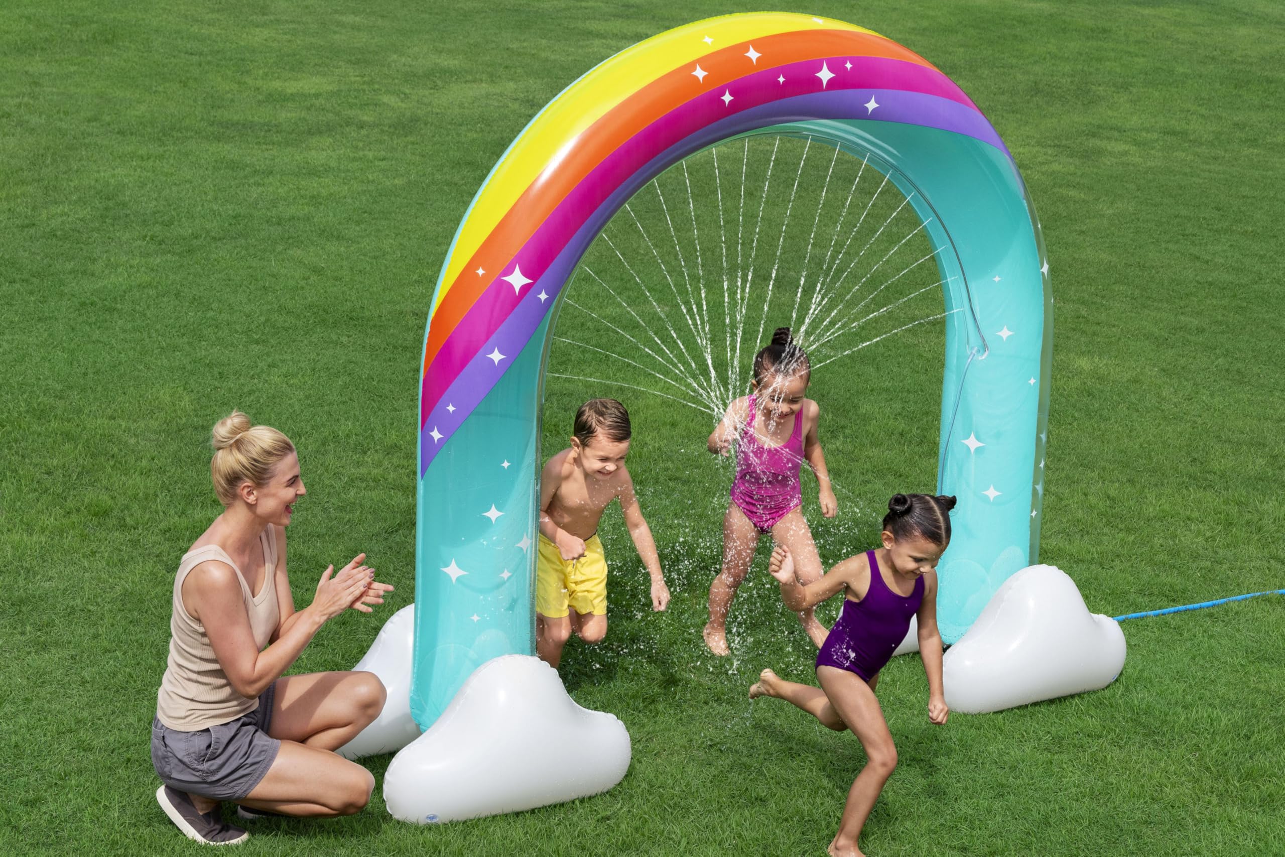 Bestway Wassersprinkler Riesen-Regenbogen, 221 x 71 x 193 cm, strapazierfähiges PVC, Wassersprinklerfunktion, Gartenschlauchanschluss, ab 2 Jahren, Sicherheitsventile, Regenbogen-Design
