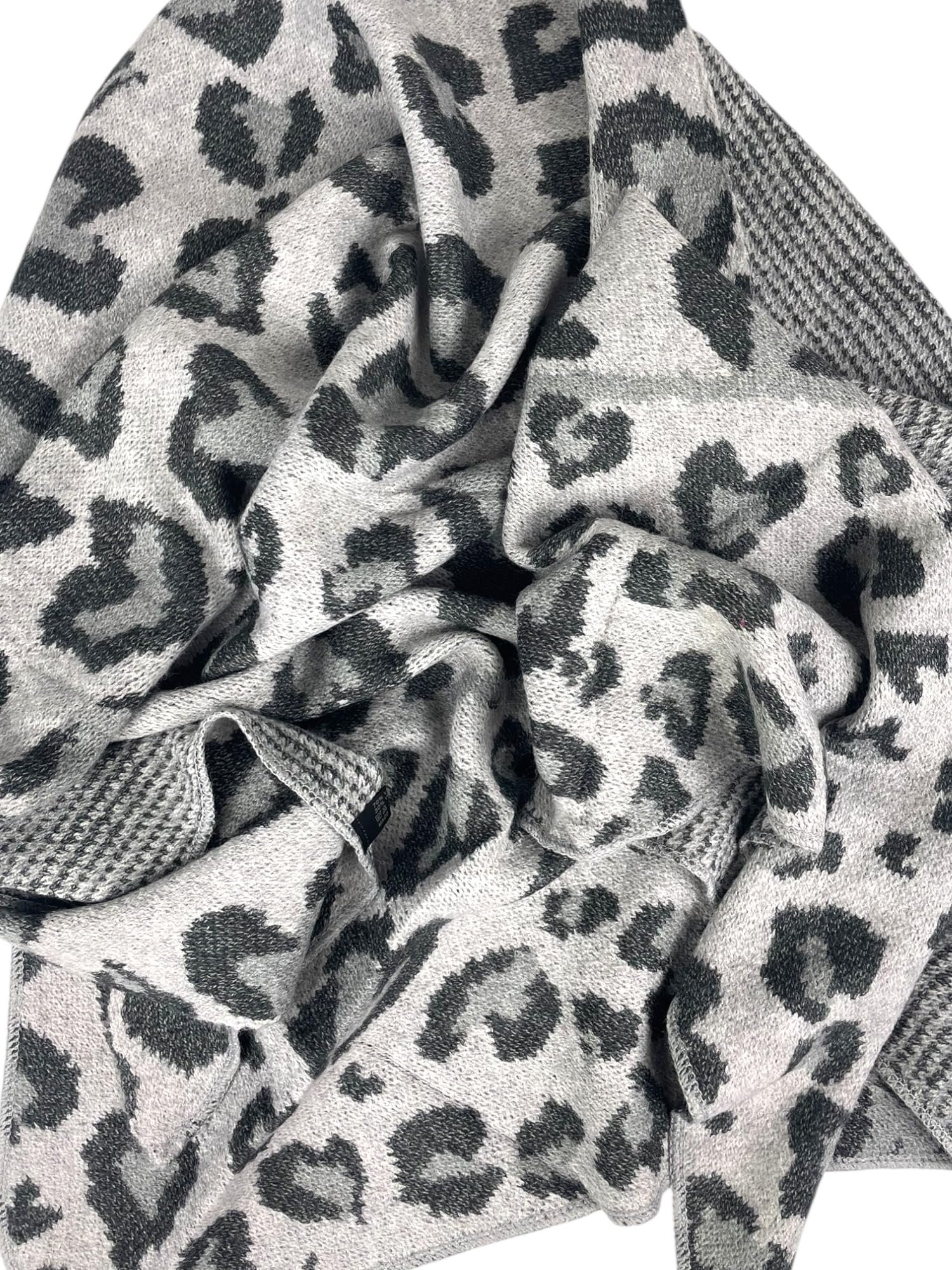 Damen Dreiecksschal SW175 Leo – XXL Schal gestrickt mit Leopardenmuster & Herzdetails – weich & warm – Herbst & Winter Accessoire
