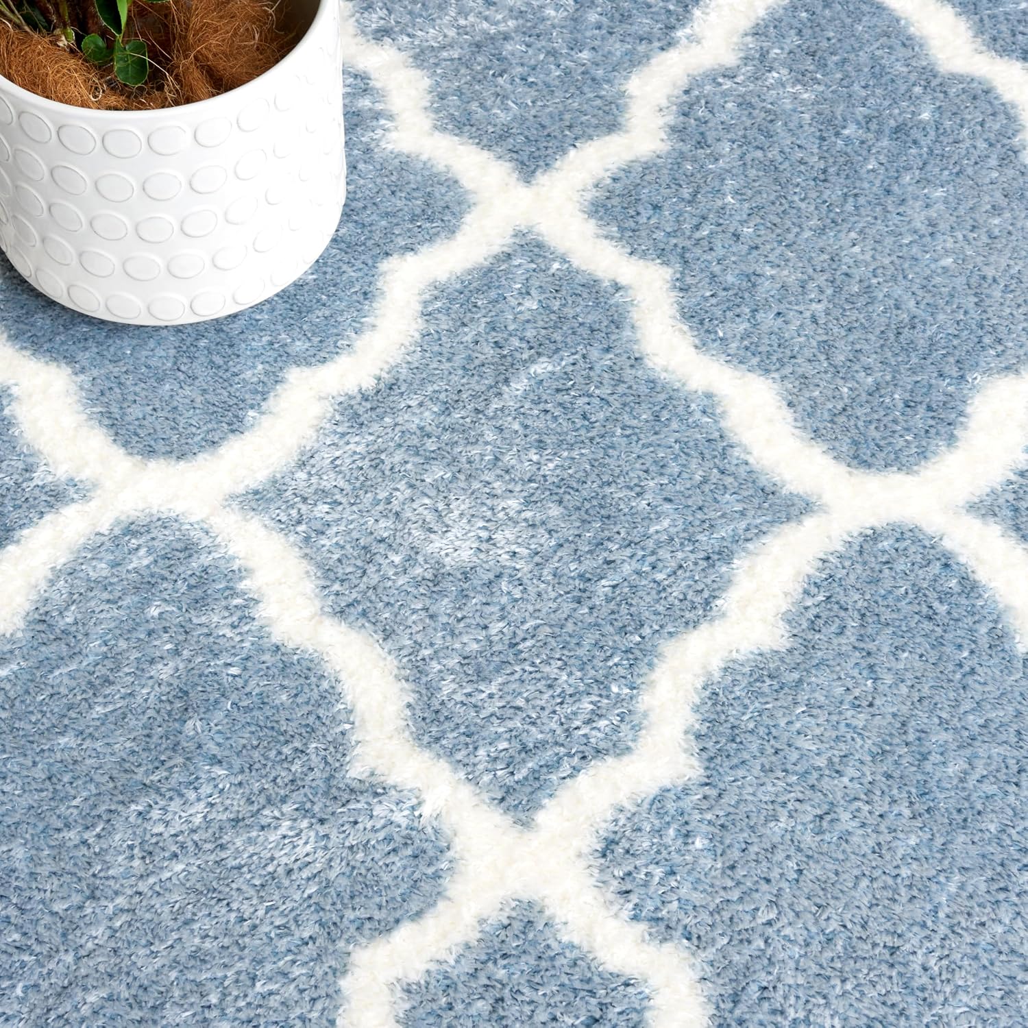 SAFAVIEH Tahoe Shag Collection Area Rug - 9' x 12', Blue & White, Trellis Design, Non-Shedding & Easy Care, 1.2-inch Thick Ideal for High Traffic Areas in Living Room, Bedroom (THO675M)