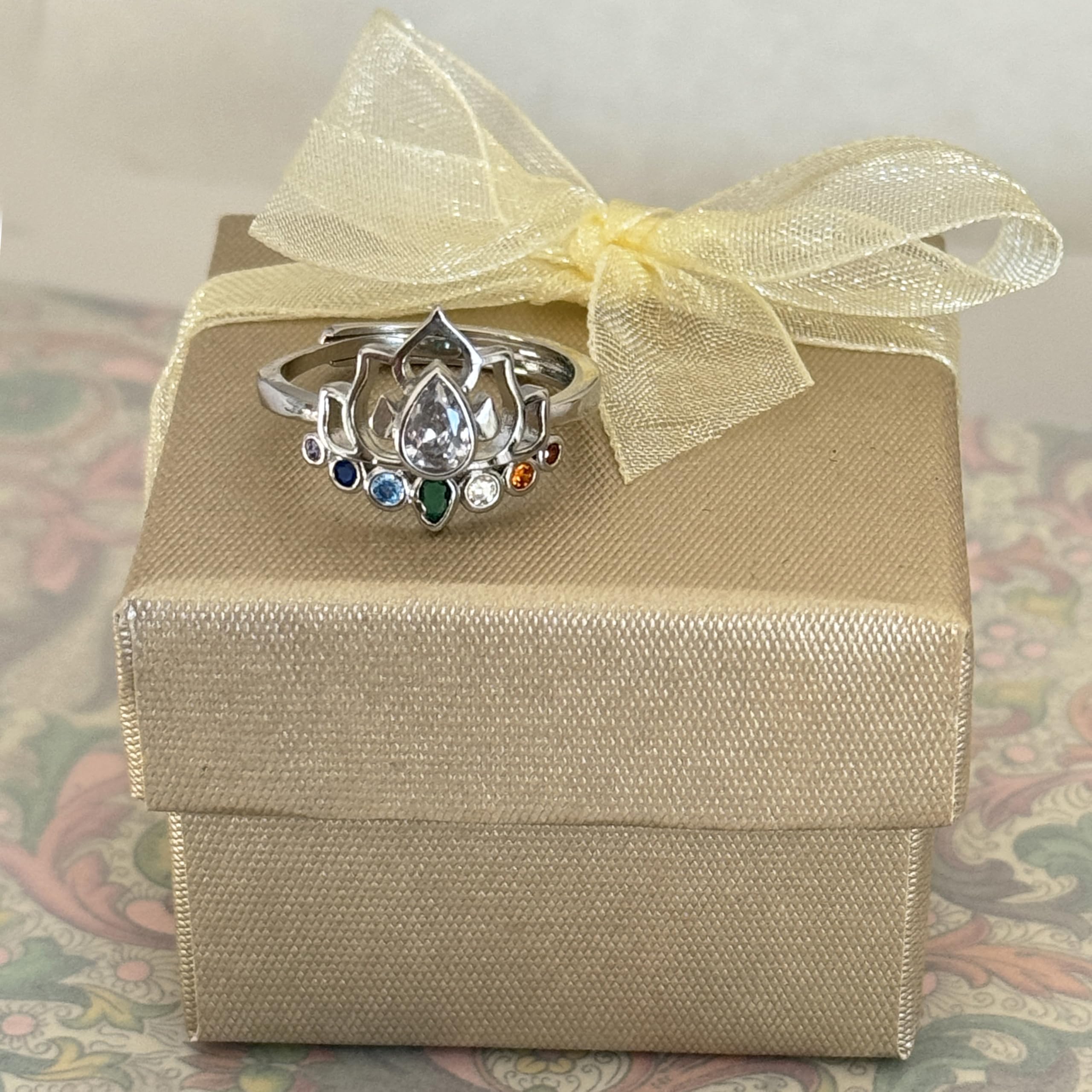 SIMBOLIKS Anillo Flor de Loto con 7 Chakras, Cristales Curativos y Energía Positiva, Incrustaciones de Circonita, Joyería Mística para Mujeres, Anillo de Yoga y Meditación