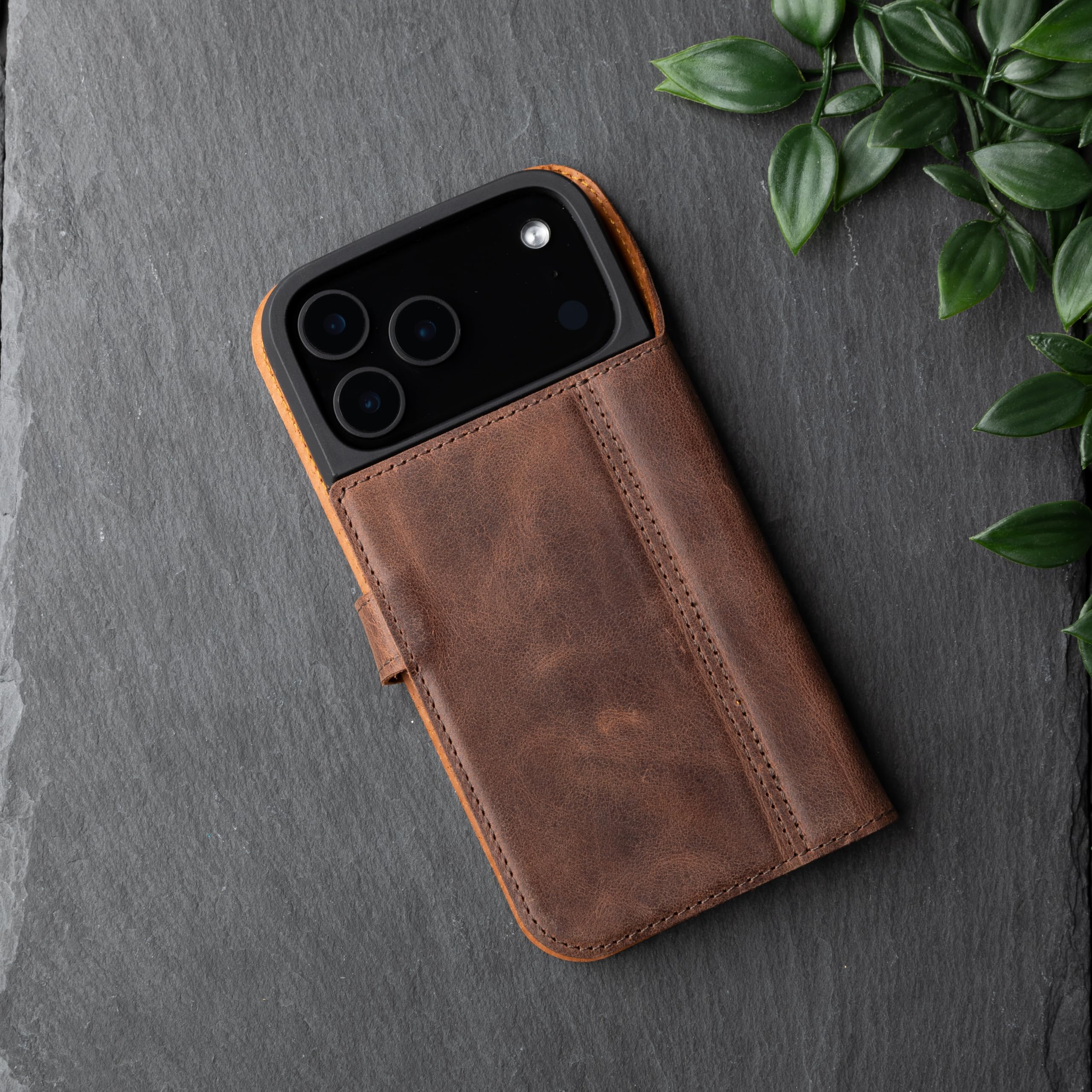 Snakehive Lederhülle für iPhone 17 Pro Max – Klapphülle mit Kartenfächern & Standfunktion (Braun)
