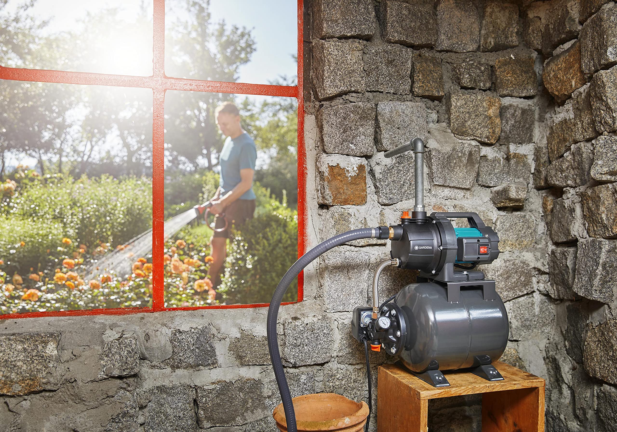 Gardena Pressure Tank Unit 3700/4: Bomba para suministro de agua doméstica con depósito de 19l, membrana de EPDM e insertos roscados de latón, caudal de 3.700 l/h, motor de 800 W (09023-20)