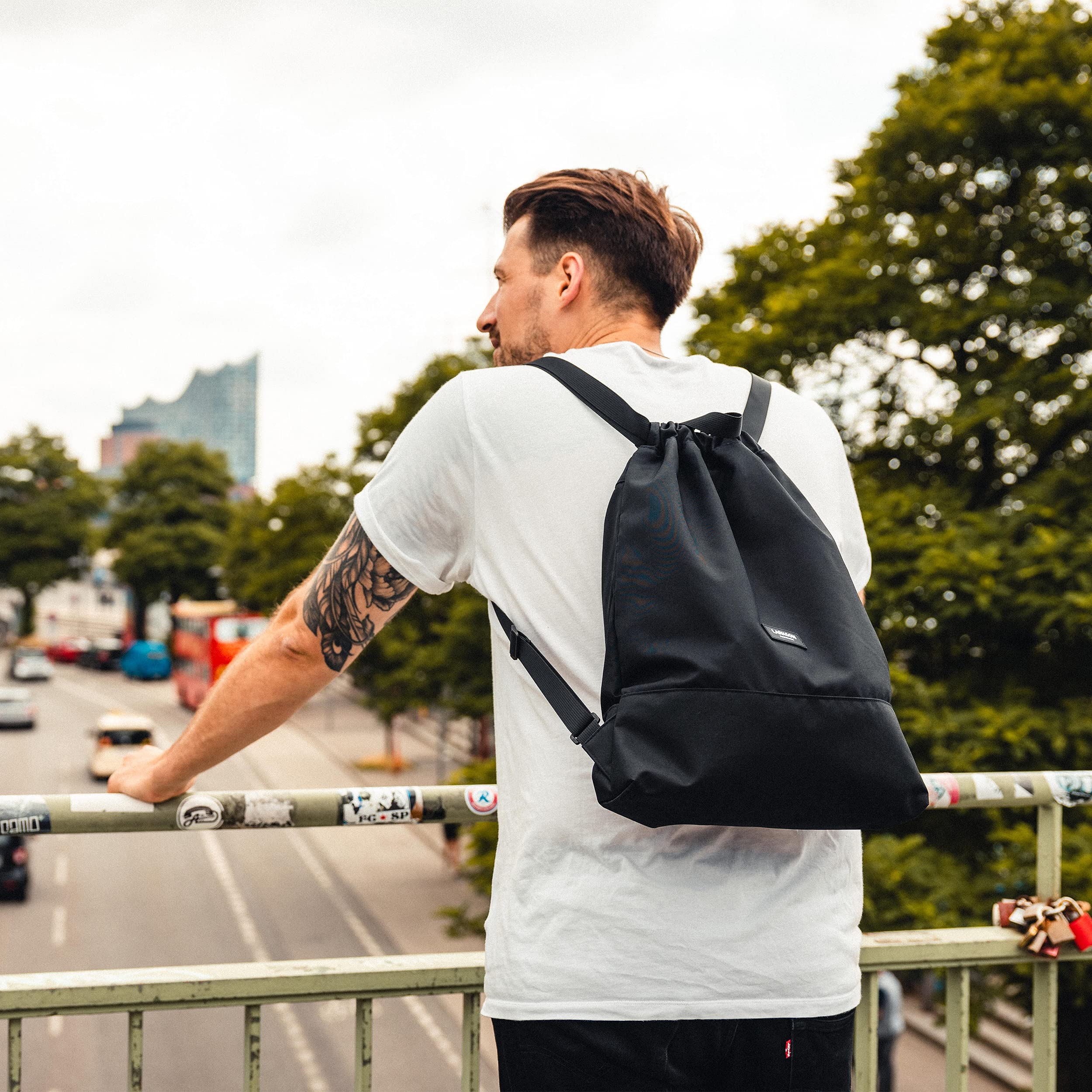 LARKSON No 7 - Sac à Cordon Femme & Homme Noir - Sac de Sport pour Filles & Garçons Sac de Gym avec Poche Intérieure Sac à Dos Petit - Matériau Recyclé avec Poche Extérieure