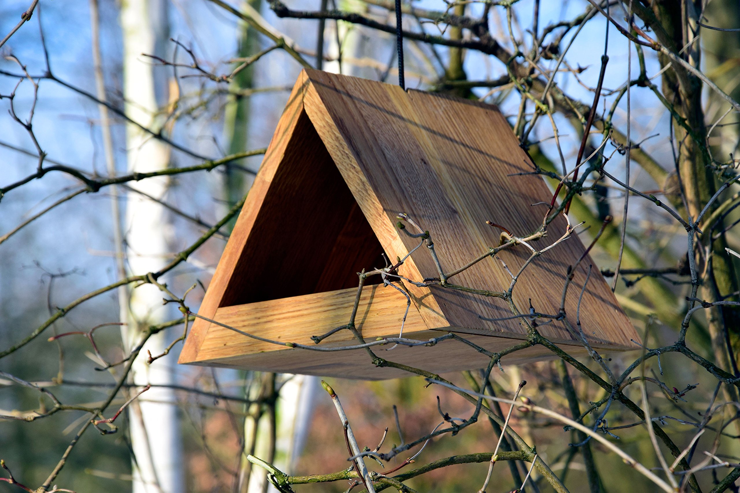 LUXUS-VOGELHAUS 46620e Design Vogelfutterhaus hängend - Vogelhaus Eichenholz Massiv - Futterstation zum Hängen - Dreieckiges Vogelhäuschen mit Futtertablet - 26,5 x 19 x 19 cm - Natur