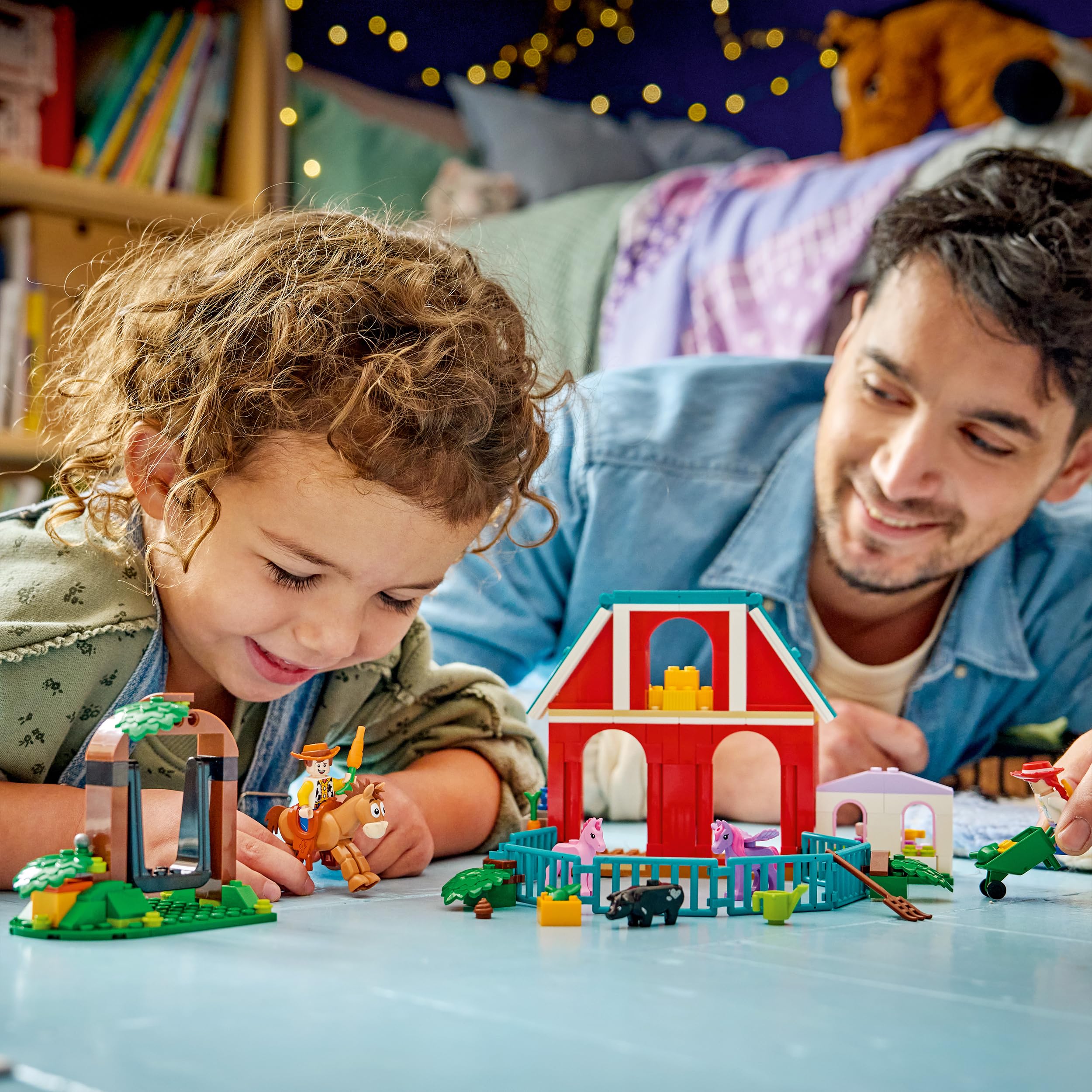 LEGO | Disney Pixar Il Ranch dei Cavalli di Blaze - Giocattolo con le Minifigure di Woody e Jessie oltre a 3 Cavalli e un Maiale - Regalo per Bambine e Bambini da 4 Anni Fan di Toy Story 5-43304