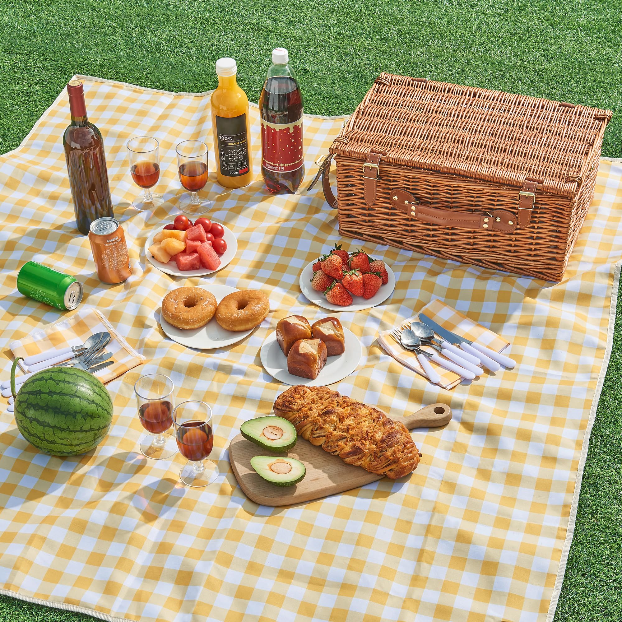 casa.pro Juego de Cesta de Pícnic Brindisi para 4 Personas con Manta Platos Cubiertos Compartimento Aislado Forro a Cuadros Correas de Polipiel Mimbre 46 x 31 x 20 cm - Blanco/Amarillo a Cuadros