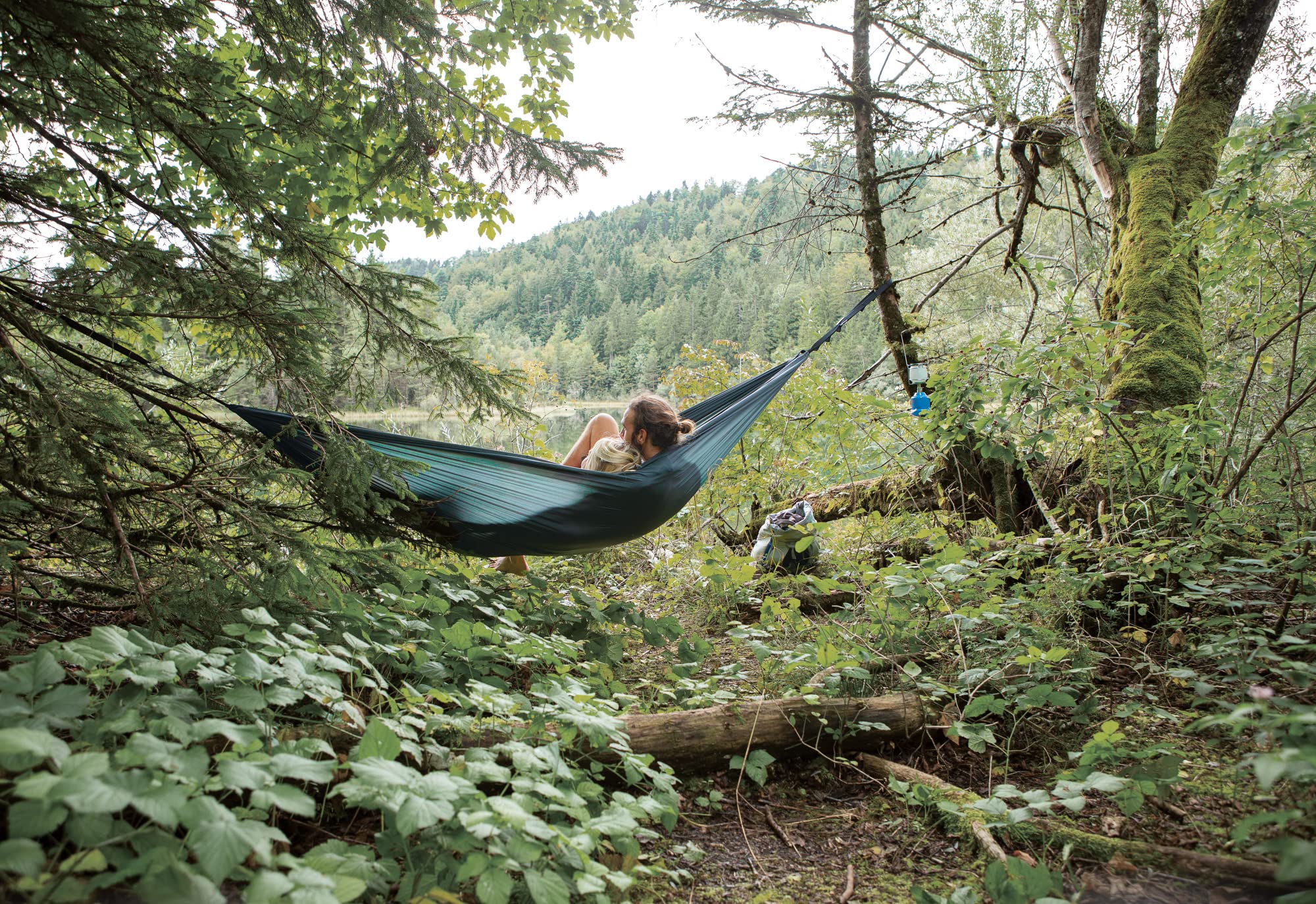 Tatonka Hammock Double - Superleichte Outdoor-Hängematte für 2 Personen - Inklusive Befestigungsset (2X Gurtbänder / 2X Karabiner) - Belastbar bis 180 kg - 290 x 190 cm