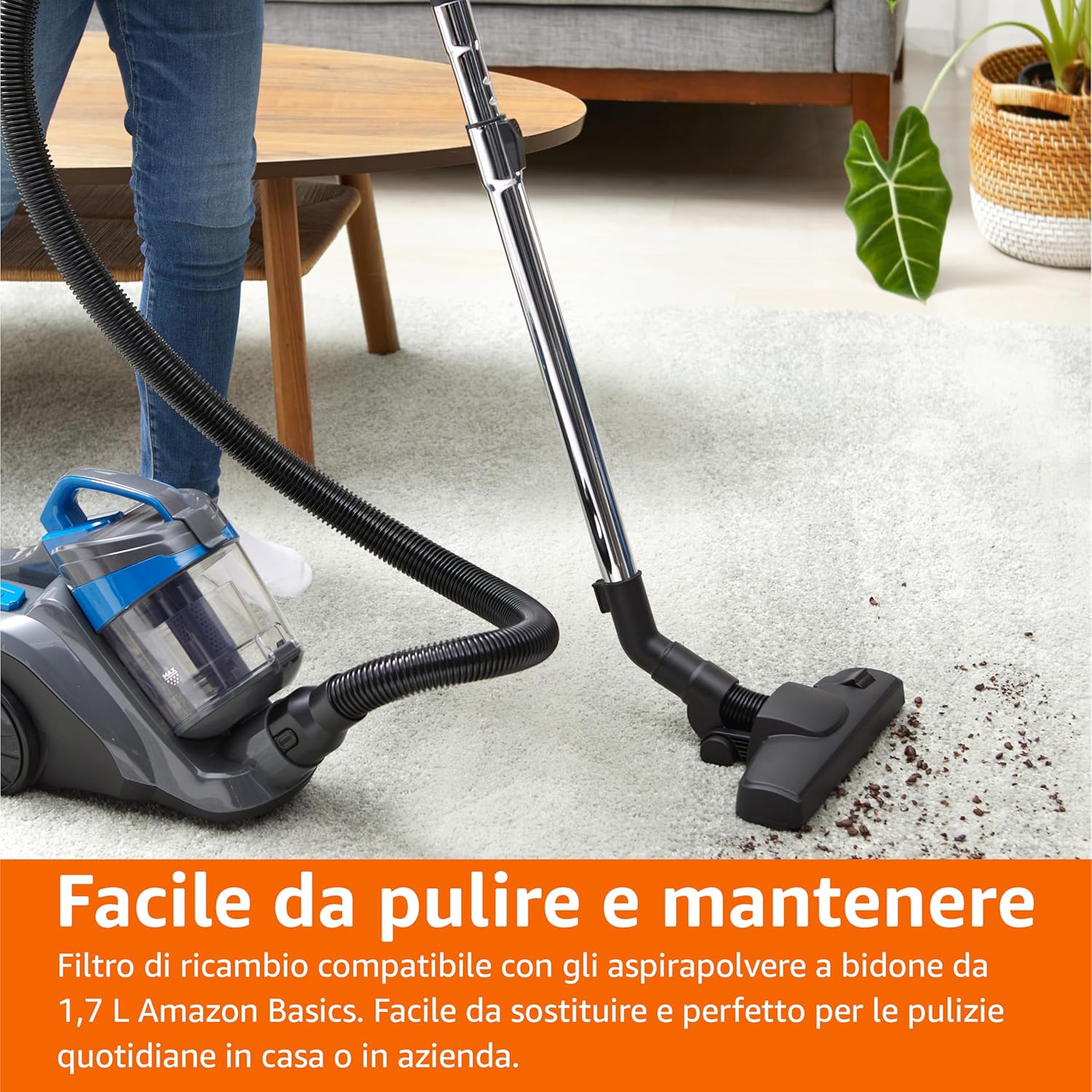 Osoba vysává koberec vysavačem s nádobou Amazon Basics