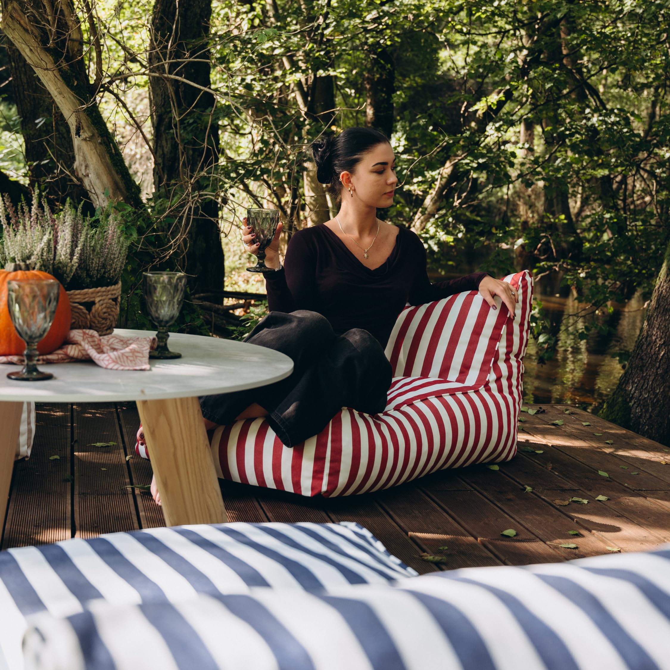 Gutekissen® Sitzsack Erwachsene XXL - Outdoor Sitzkissen Wetterfest - im Streifen-Design - bequemer Loungesessel für Terrasse, Balkon, Garten & Patio, UV-beständig - 72x102x65cm (Beige)