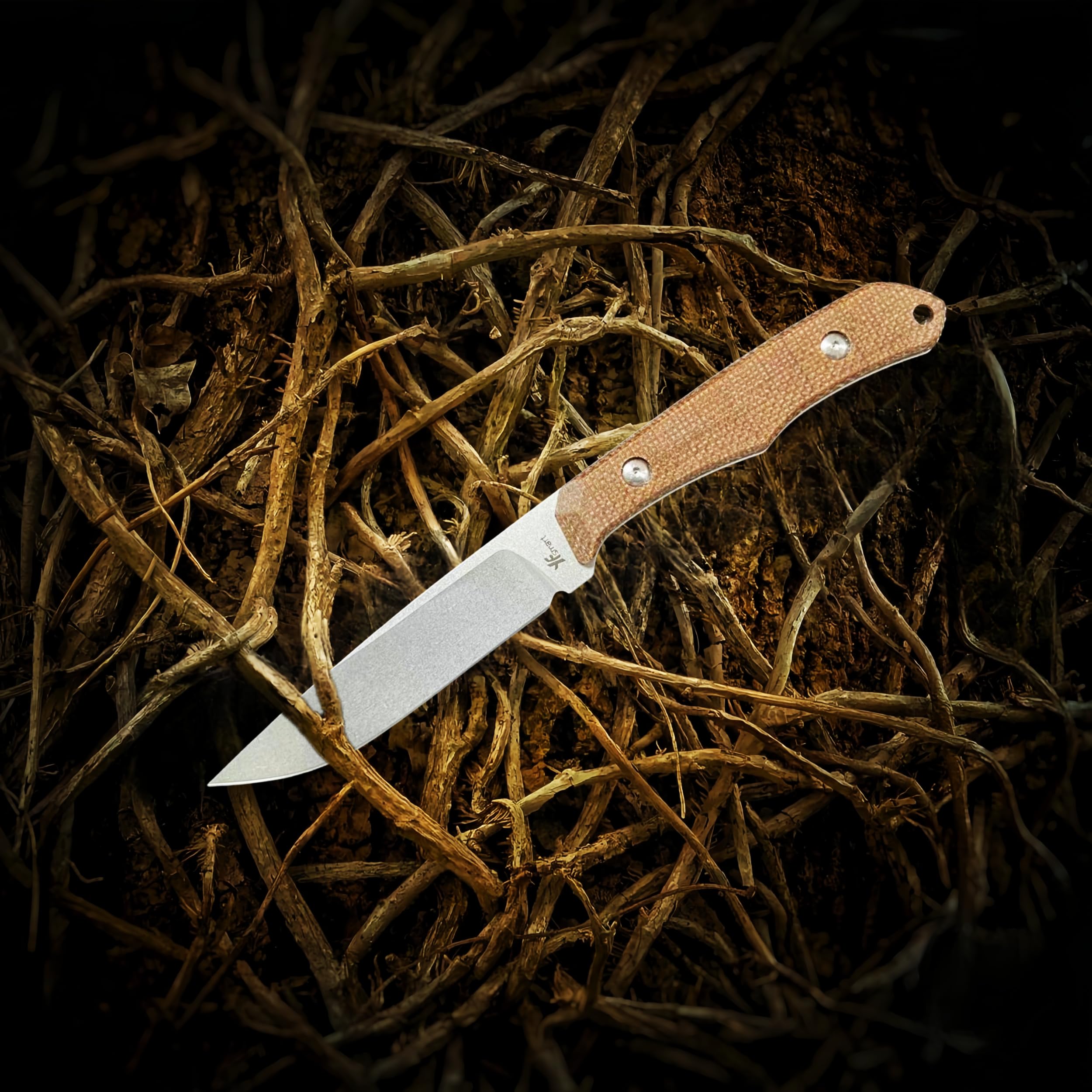 Coltello da caccia a lama fissa leggero con lama a punta cadente stonewashed, impugnatura in tela naturale Micarta, fodero in Kydex, clip da cintura