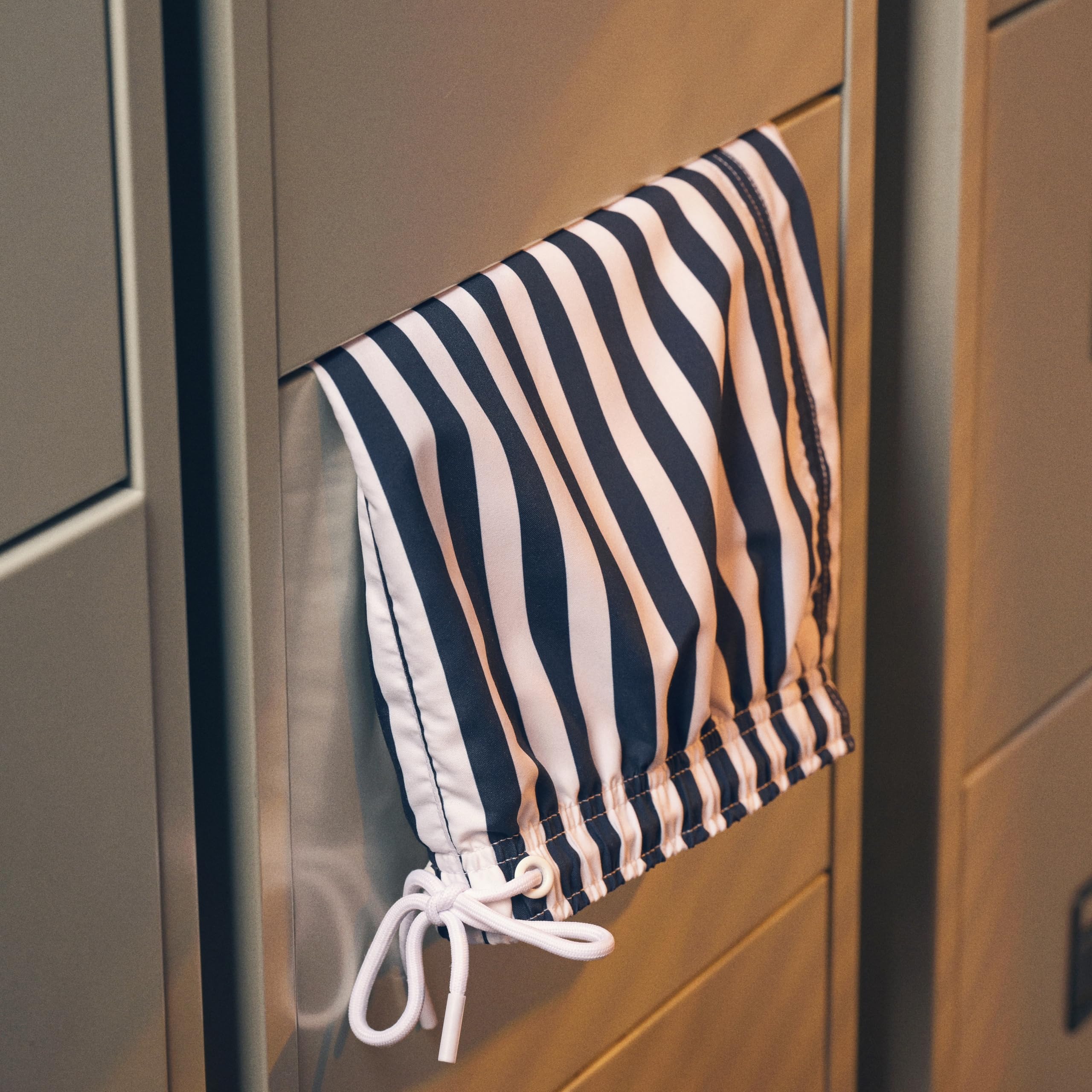 Trendhim Short de bain rayé pour homme | Short de bain à séchage rapide de 46 cm avec taille élastique | Vêtement de plage léger en plusieurs couleurs | Design danois pour la piscine et l'été