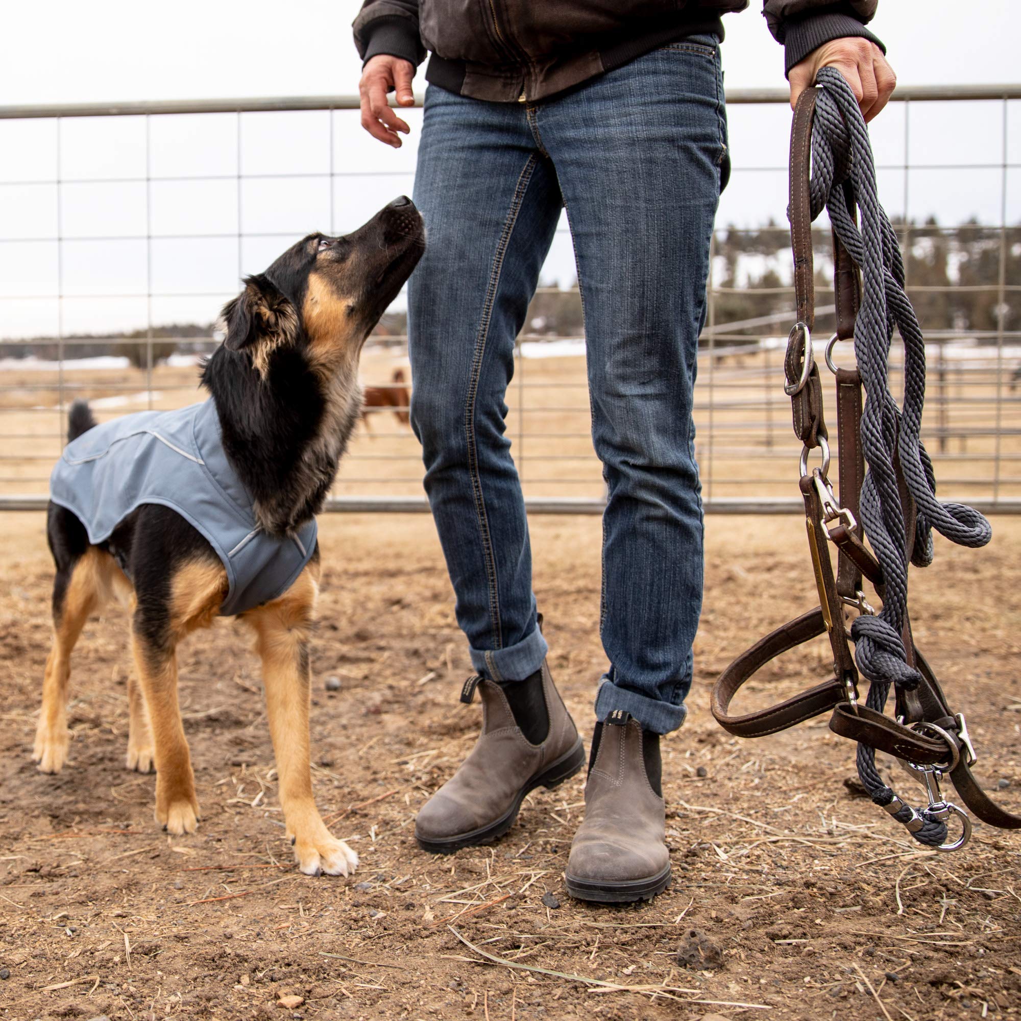 RUFFWEAR Abrigo para Perro, Overcoat, Chaqueta de Perro con Correa y Agujero en el Portal del arnés, Forro Polar de Primera Calidad, Ajustable, Ligero, Lavable a máquina, Slate Blue, XL (91-107cm)