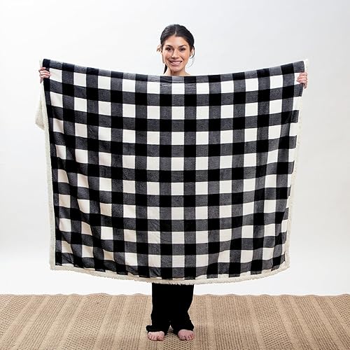 Miniatura 4 de Carstens, Inc. Manta de sherpa a cuadros de leñador blanco y negro de 54 x 68 pulgadas