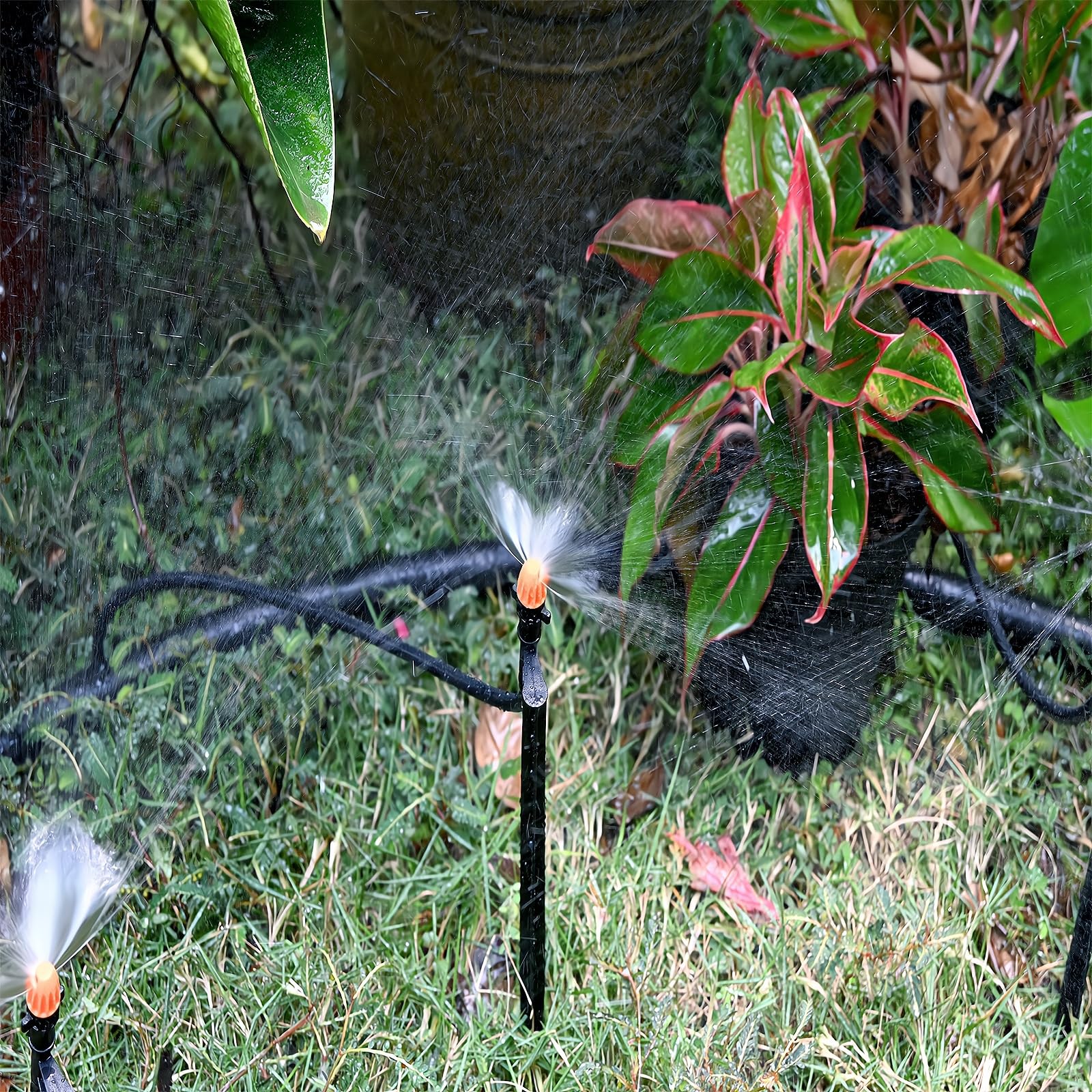 Testine per irrigazione a 180 gradi con pali da 30,5 cm, emettitori spray per irrigazione a goccia da 1/4 con tubo per sistema di irrigazione da giardino (nero e arancione, 20 pezzi)