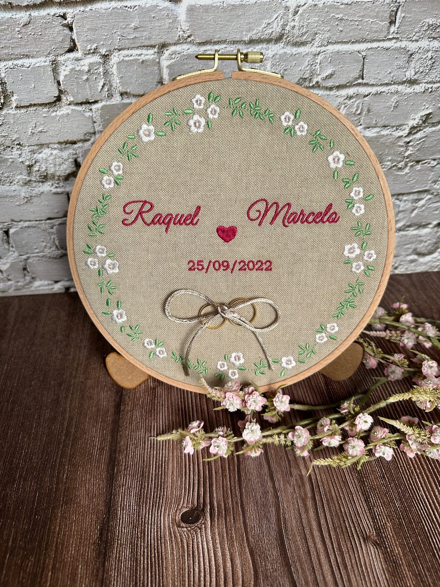 Porta Alianzas de 23 cm, Bordado Personalizado con Nombres y Fecha, con Cordel para Anudar los Anillos, Fabricación Española