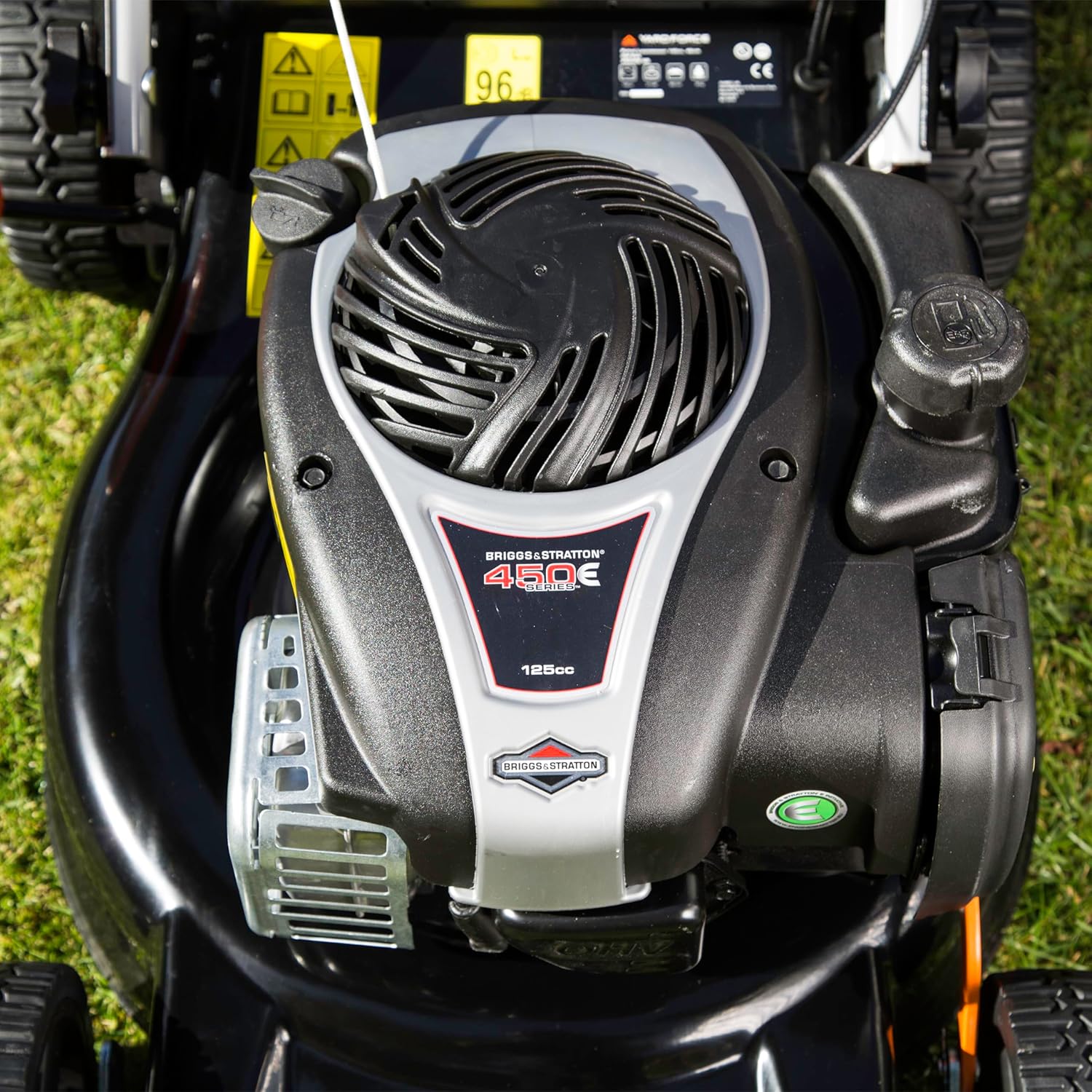 Fèmen view of the Briggs & Stratton 450E engine on the lawnmower