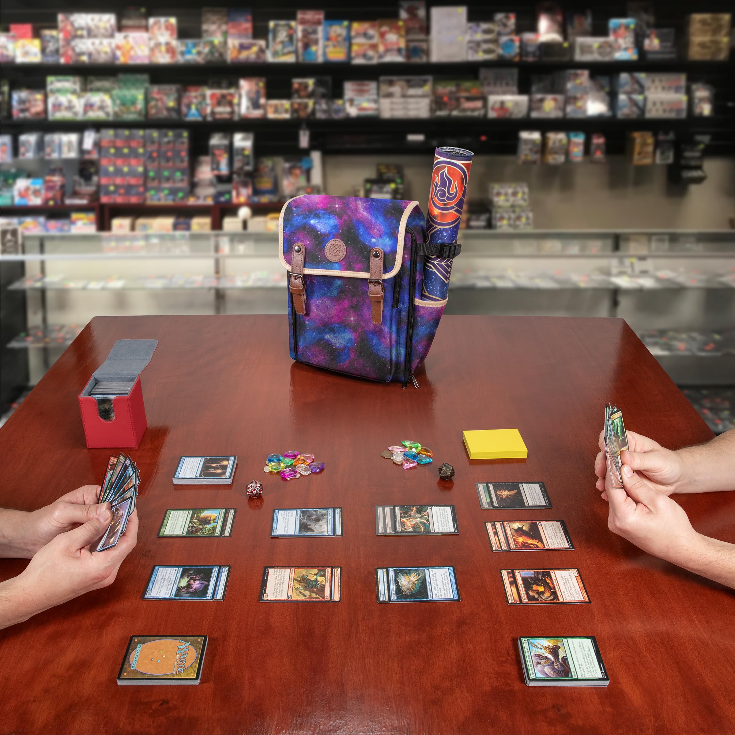 ENHANCE Edición Diseñadores Mochila Compacta MTG - Interior Personalizable, Magic the Gathering, Lorcana y mas, Bolsillo Accesorios Dados, Sobres Booster y Contadores, Bolsillo Playmat (Galaxia)