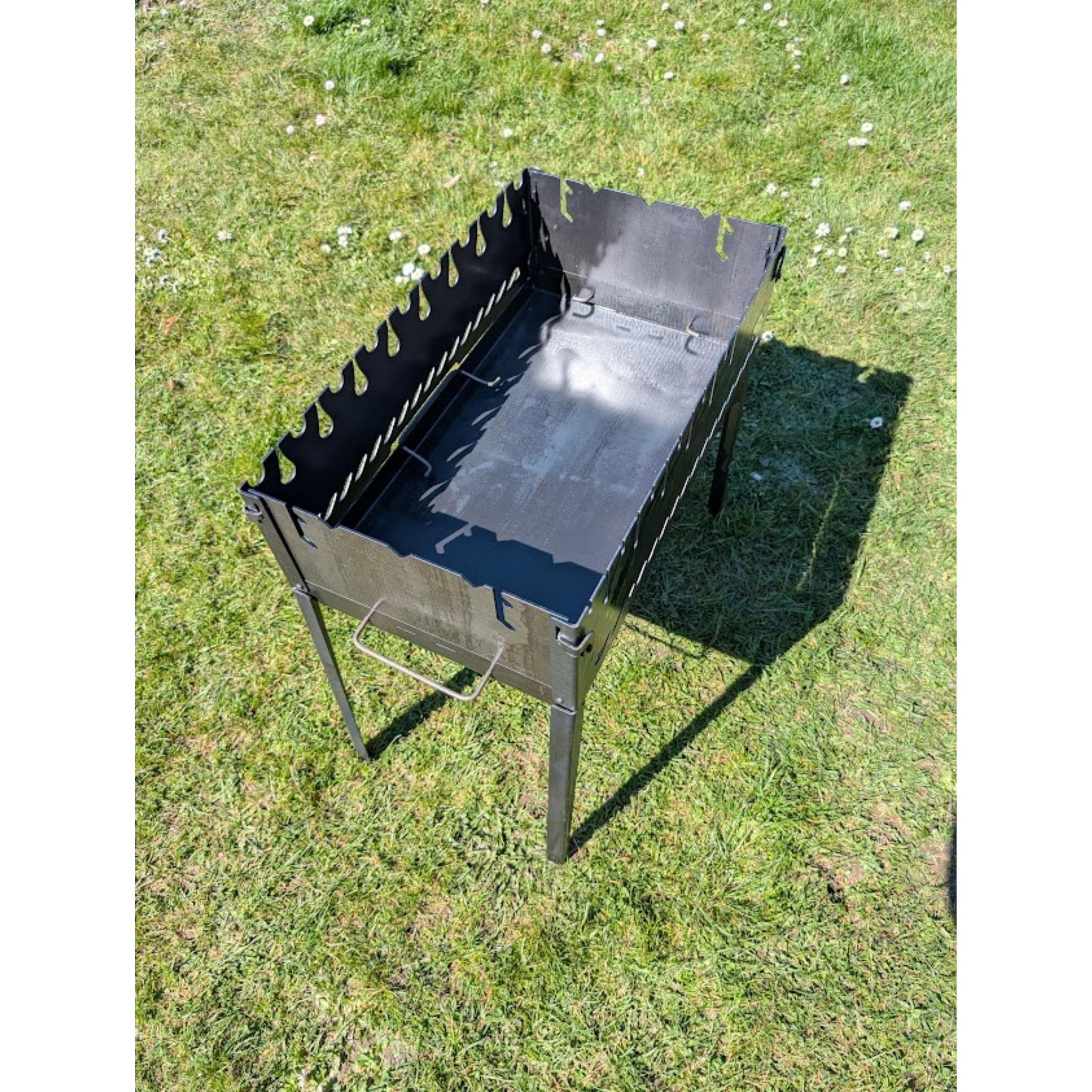Smokehouse Klappbarer Mangal Grill für 6 oder 8 Spieße – Faltbarer Schaschlikgrill aus 2 mm Stahl – Tragbarer Holzkohlegrill ohne Montage, Camping BBQ, Picknick & Angeln