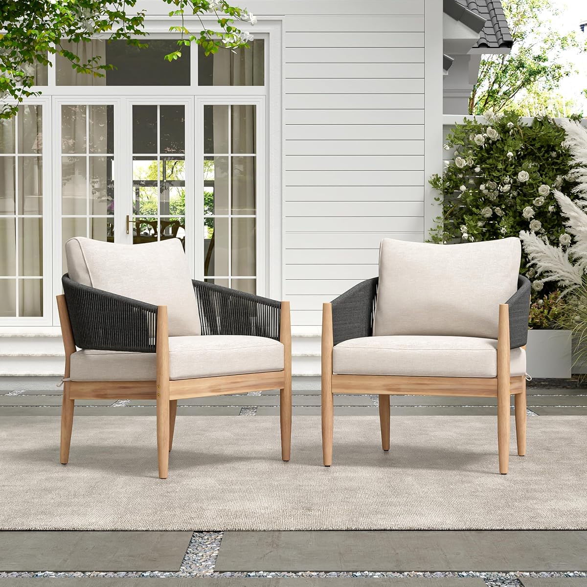 Christopher Knight Home Naomi Set de 2 sillas club de madera de acacia con cojines, sillón de cuerda tejida a mano al aire libre para porche/patio trasero, elegantes asientos de jardín con respaldo curvo, beige + negro