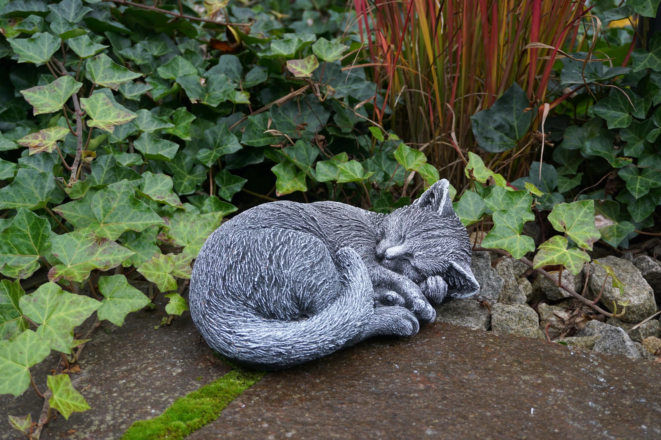 gartendekoparadies.de Śpiący kot antyczny, kamienna figurka, wys. 11 cm, 4,5 kg, wielokolorowa, odporna na mróz z odlewu kamiennego do użytku na zewnątrz