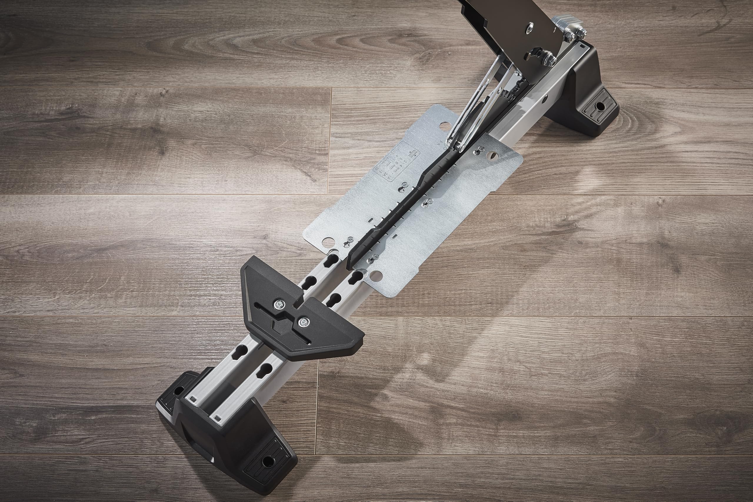 wolfcraft Coupe-stratifié VLC 1000, Presse pour Sols Vinyles et Design | Guillotine manuelle pour lames jusqu'à 14 mm d'épaisseur et 370 mm de largeur, coupe nette sans poussière. 6940000