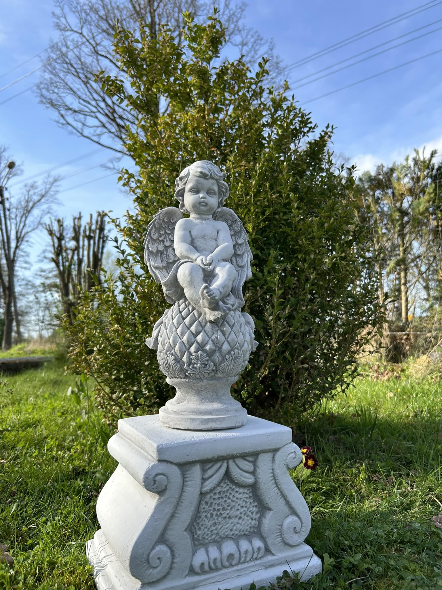 FABRIQ Figurka anioła na kulce, 37 cm, wytrzymała rzeźba betonowa, odporna na mróz, masywna, ze sztucznego kamienia