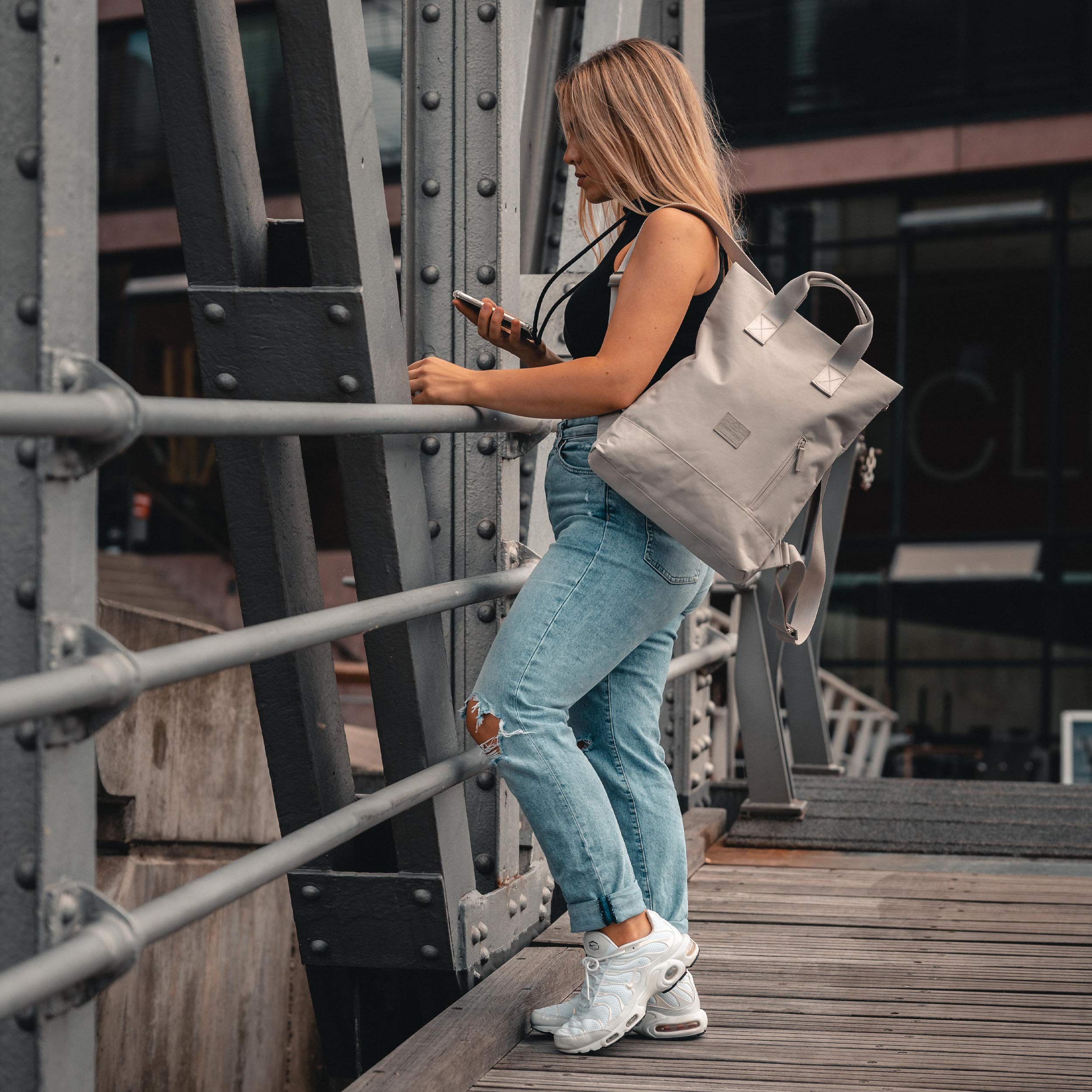 Johnny Urban Mochila Mujer Gris - Ivy - Tote Bag Mochila 2 en 1 con Compartimento para el Portátil para Universidad, Trabajo, Oficina - 8L - Sostenible - Repelente al Agua