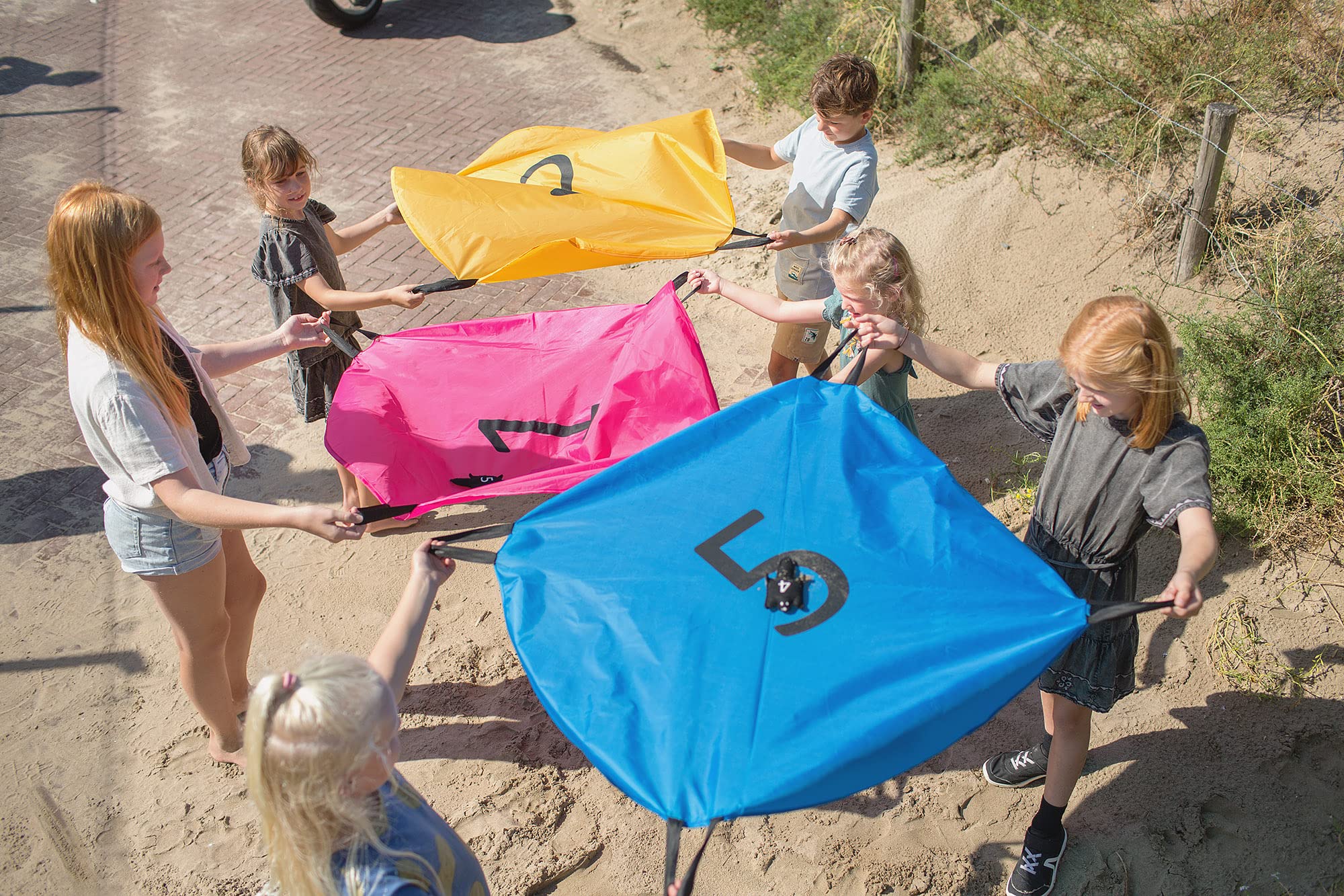 BS Toys Paracadute di Scoiattolo - Gioco di volo e conteggio per bambini, idee di gioco divertenti e facili da comprendere, contiene paracadute per 2-20 giocatori