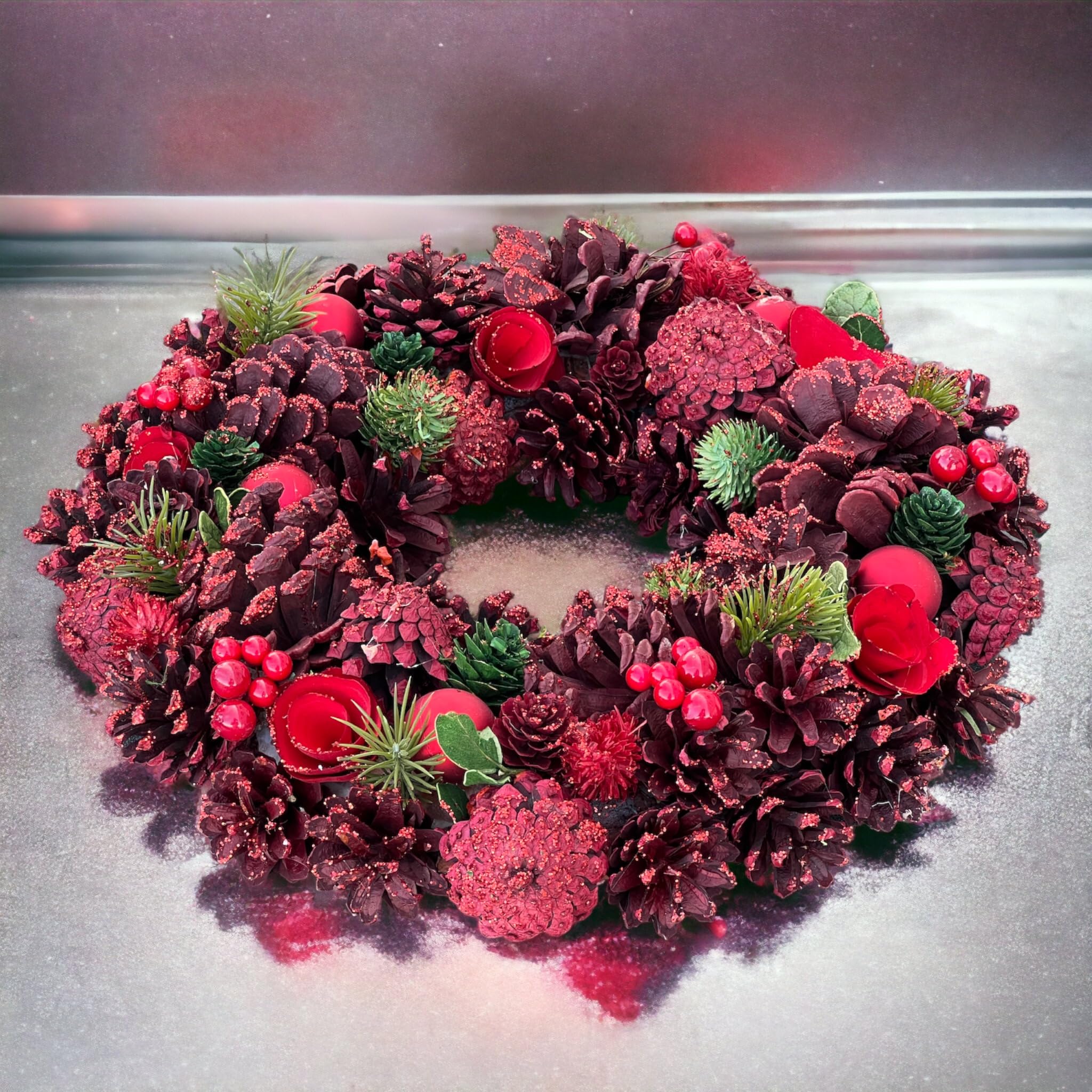 MIJOMA Corona de Navidad con piñas, bonita decoración invernal para pared y puerta, corona de Adviento hecha a mano con piñas, abeto artificial y bayas (rojo/verde)