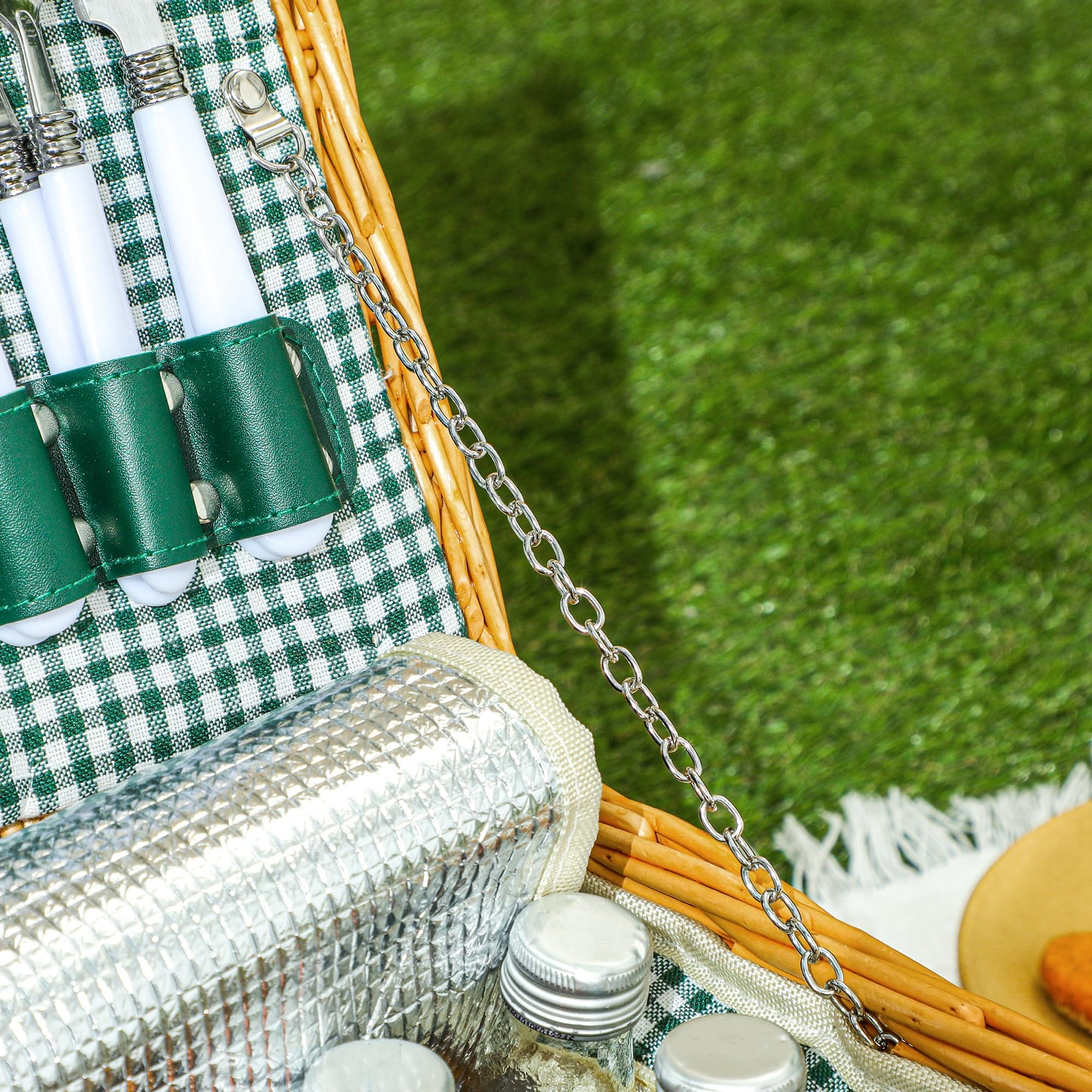 Outsunny Cestino da Picnic in Vimini per 2 Persone con Area Frigo, Cesto Picnic con 2 Piatti, 6 Posate, 2 Bicchieri e Cavatappi, 40x30x20 cm, Marrone Chiaro
