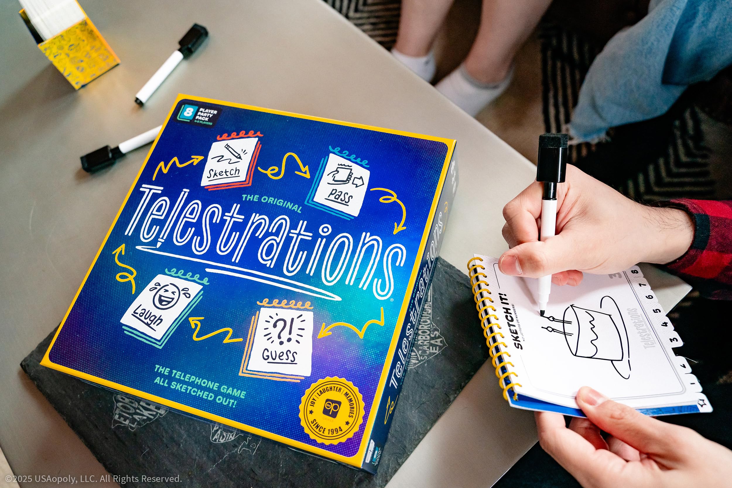 USAopoly Telestrations Refresh Jeu de fête de Famille à partir de 10 Ans 4 à 8 Joueurs 30 Minutes de Temps de Jeu ou Plus