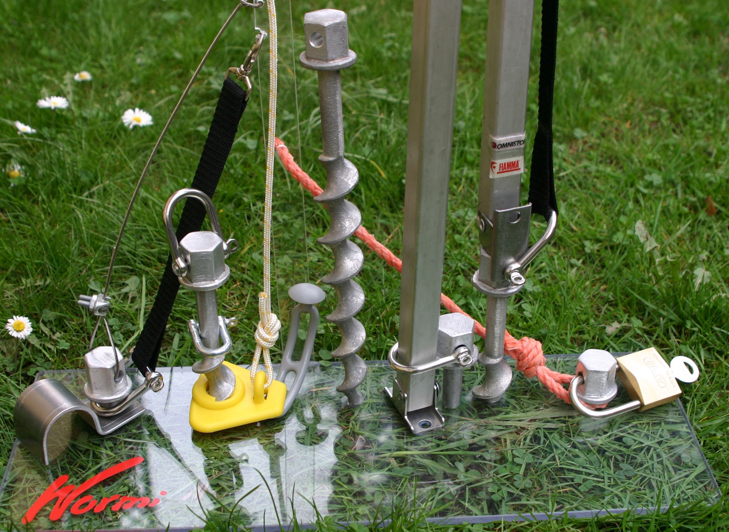 SCHIRMSTÄNDER - BODEN BEFESTIGUNG - ALU-FIX mit 2 Erdschrauber Wurmi® ALUMINIUM HERINGE 30 cm Lang - Set besteht aus 2 x Hakenstiftplatte + 2 x ALUMINIUM - Schraubheringen - STABIELO - Wurmi-Produkte ®MADE in GERMANY - LANGZEIT-TEST bestanden - INNOVATION