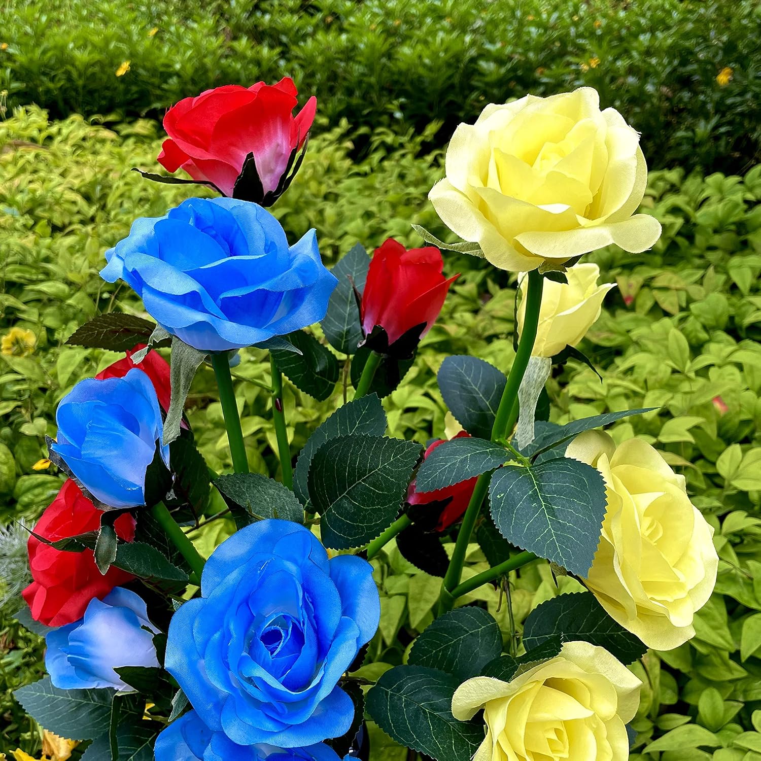 Solar Realistic LED Solar Powered Rose Lights Flower Stake,Solar Garden Lights Outdoor 2 Pack with 10 Roses,Waterproof Solar Decorative Lights for Patio Pathway Courtyard Garden Lawn (Red)