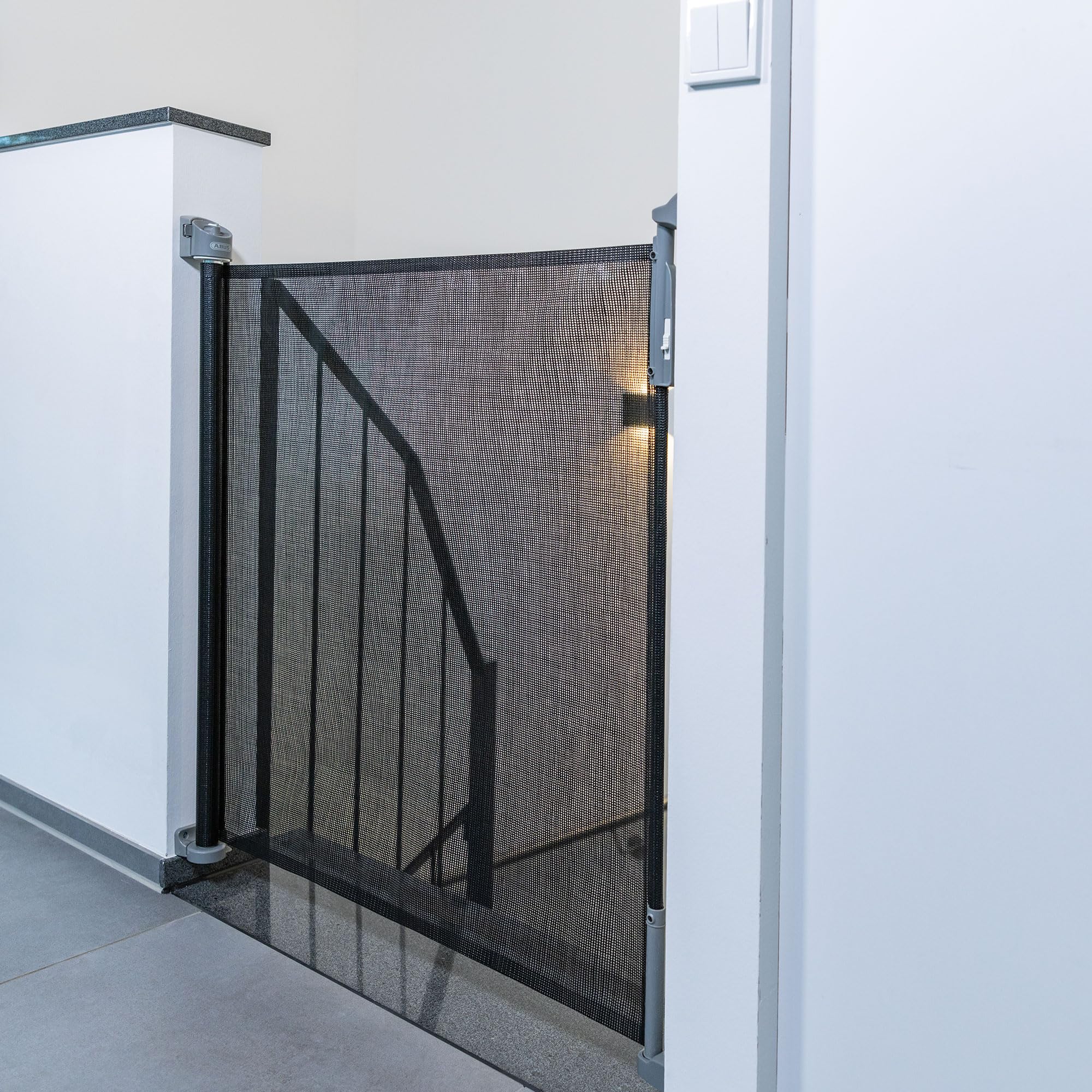 ABUS Treppenschutzrollo JC9514 Ben - ausziehbar, bis 140 cm | Türschutzgitter & Treppenabsperrung für Babys, Höhe ca. 85 cm, Memory-Funktion, einhändig bedienbar