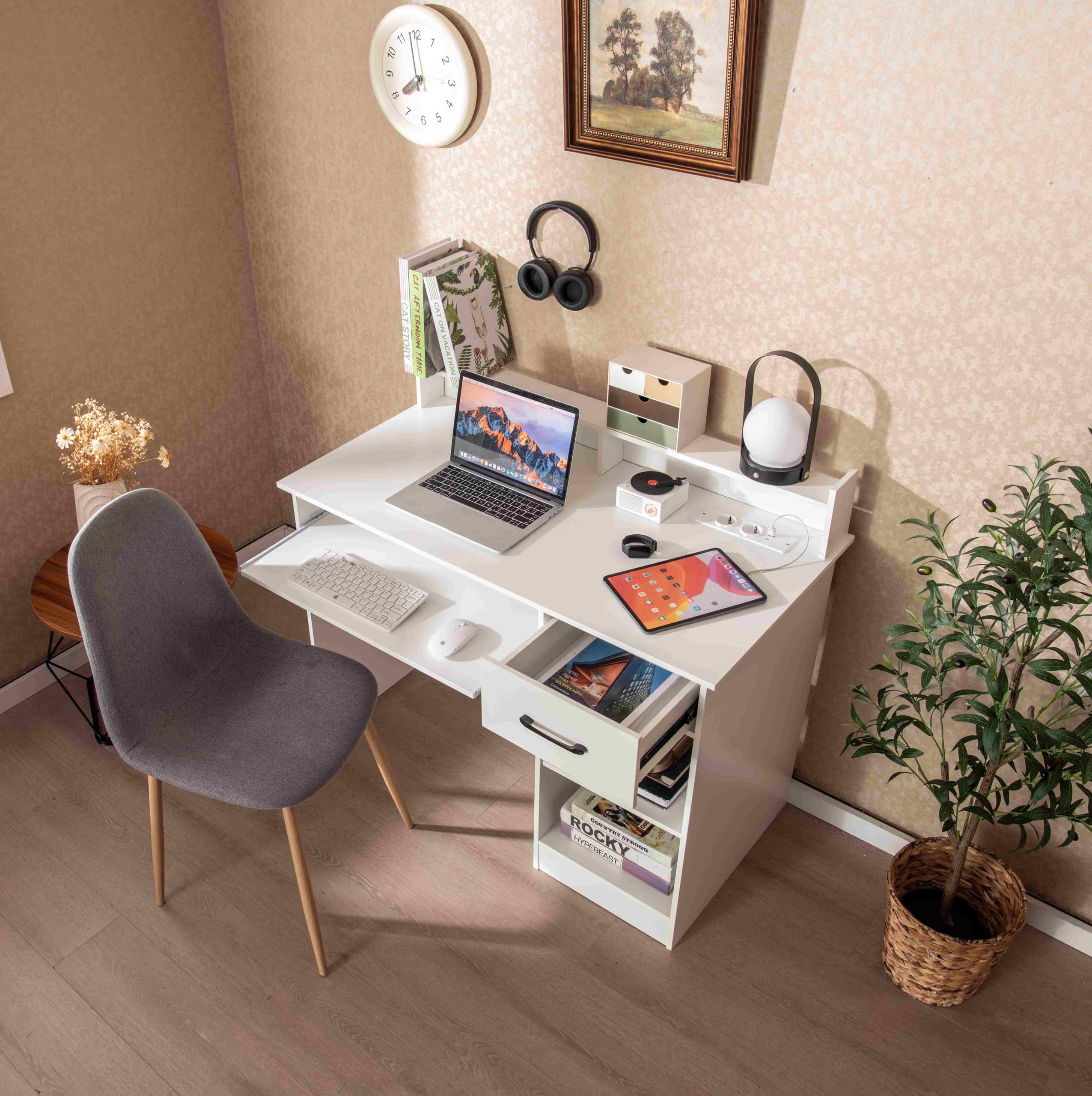 LIFEZEAL Computertisch mit Tastaturauszug, Schreibtisch Holz mit Steckdose & Ladestation, Bürotisch mit Ständer, PC Tisch für Arbeitzimmer Büro homeoffice (weiß)
