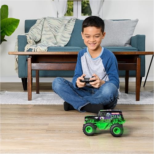 Monster Jam, Authentic Grave Digger RC, 1:24 Scale, 2.4 GHz, for Ages 4 and Up - 3