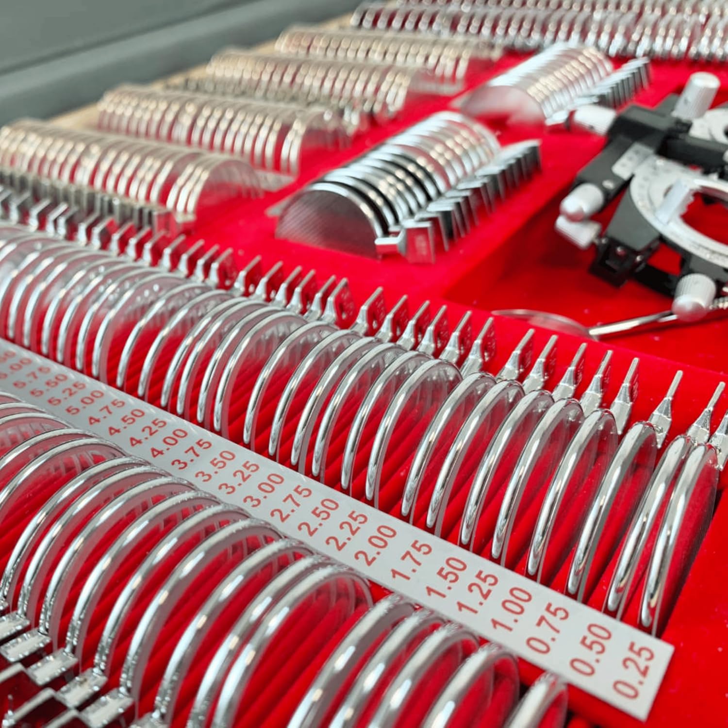 Caixa de Prova Oftalmológica com 266 Lentes Para Teste – Maleta Profissional com Armação Inclusa em promoção! Veja a oferta e mais achadinhos de Cuidados com a visão 6 Hoje é o melhor dia para comprar Caixa de Prova Oftalmológica com 266 Lentes Para Teste – Maleta Profissional com Armação Inclusa com aquele preço maroto! Promoção! Aproveite a oferta! 6