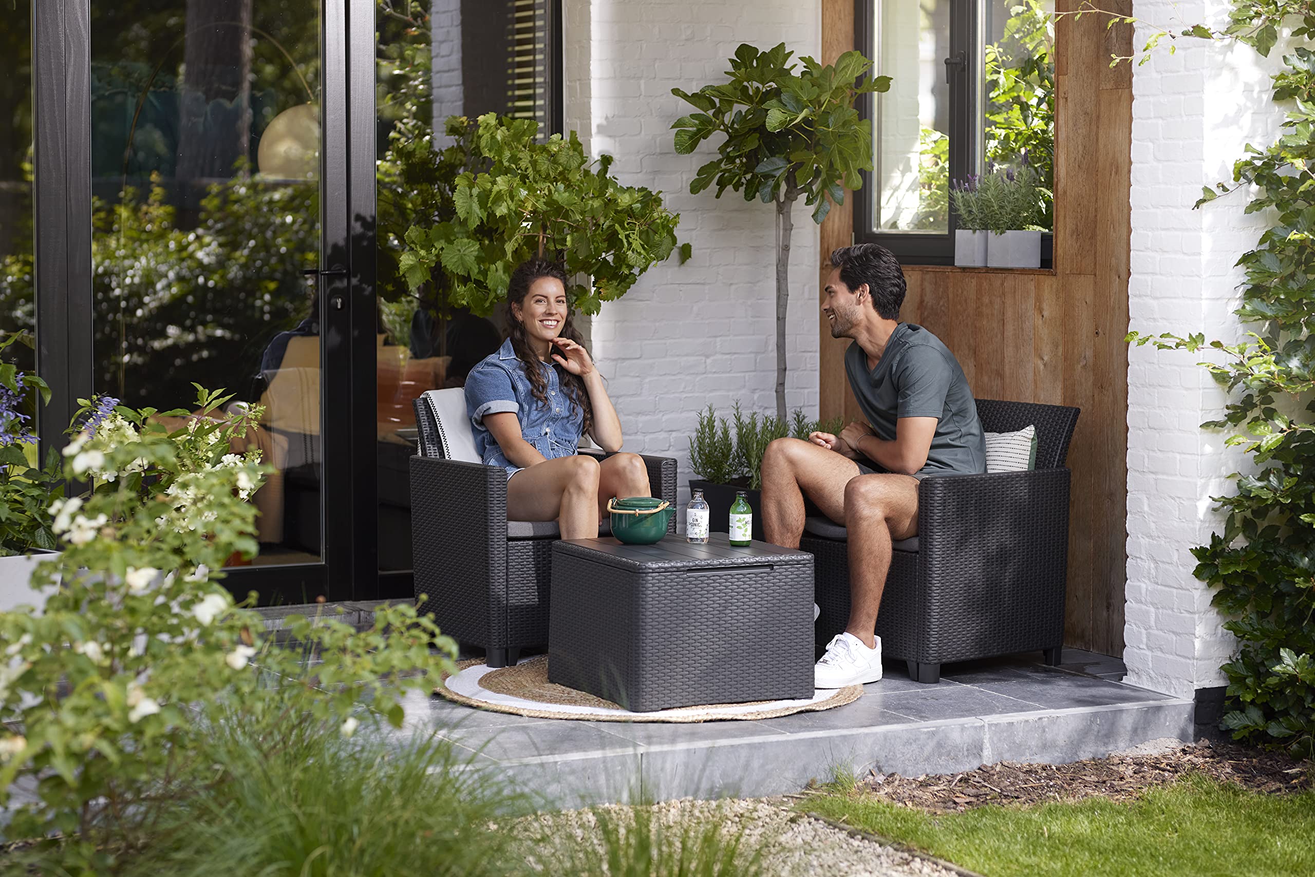 Keter - Set Claire Adatto per Il Balcone e terrazzo composta da 2 poltrone con Cuscini Inclusi e Tavolo Contenitore con Effetto Legno, Set Realizzato in Resina, Colore Grafite