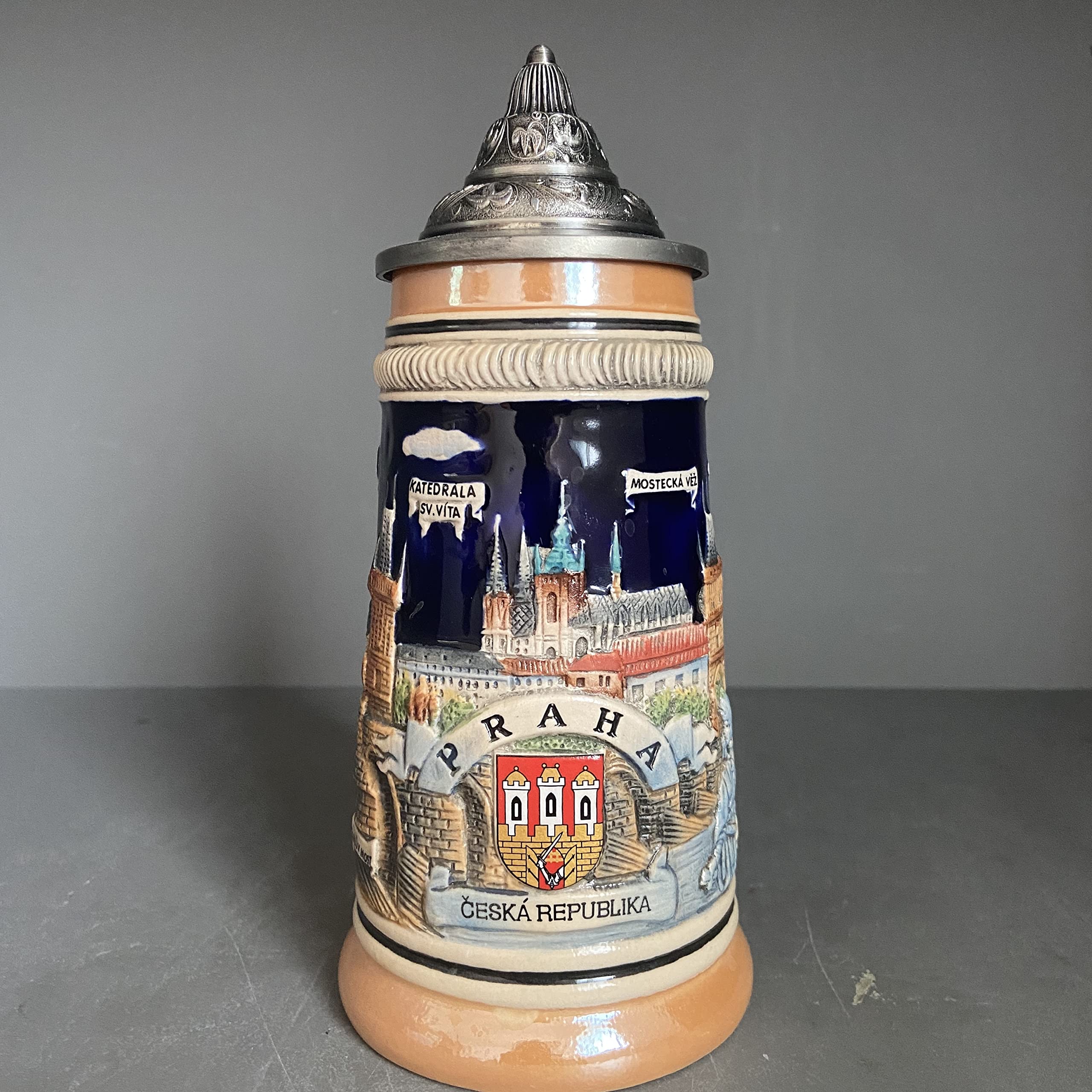 Boccale da birra tedesco con emblema del castello di Praga con coperchio, regalo di Pasqua per uomini, papà, migliore amico, appassionato di birra, autentico souvenir da collezione inciso a