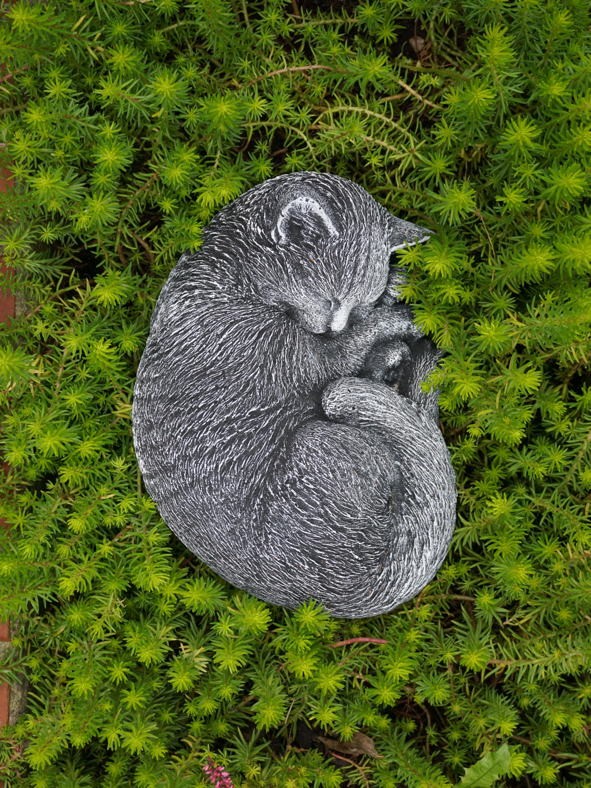 gartendekoparadies.de Śpiący kot antyczny, kamienna figurka, wys. 11 cm, 4,5 kg, wielokolorowa, odporna na mróz z odlewu kamiennego do użytku na zewnątrz