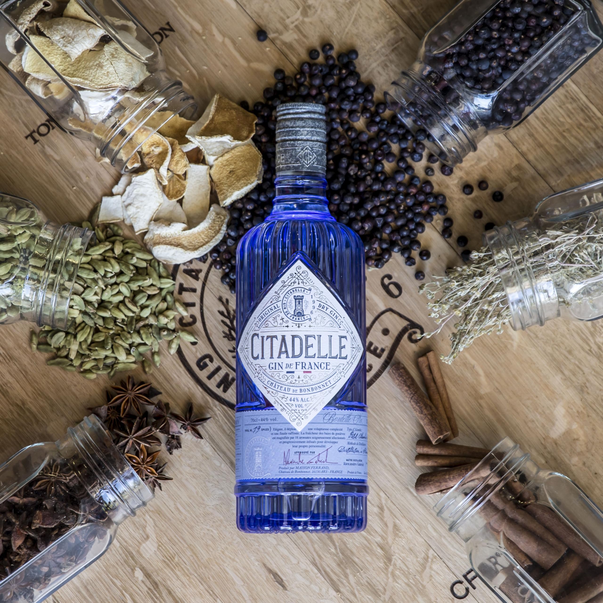 CITADELLE Gin - Distilled Gin - Origine : France - 44% Alcool - 70 cl | Origine : France / Poitou-Charentes - Notes Herbacées, Fleuries et d'Agrumes - Idéal en Cocktail Gin Tonic