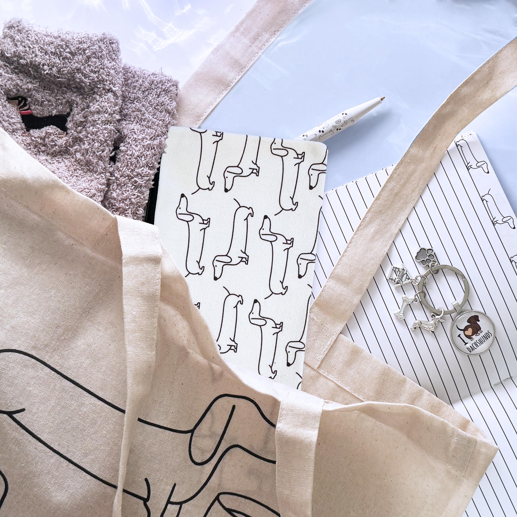 Coffret cadeau teckel pour homme et femme – Panier cadeau en forme de chien saucisse. Livré avec chaussettes, bloc-notes et stylo, porte-clés, trousse de maquillage, sac fourre-tout