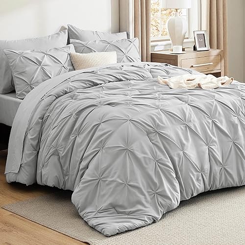 Bedsure Juego de edredón gris claro tamaño King Juego de ropa de cama King de 7 piezas, ropa de cama con pintuck en una bolsa, juego de cama verde