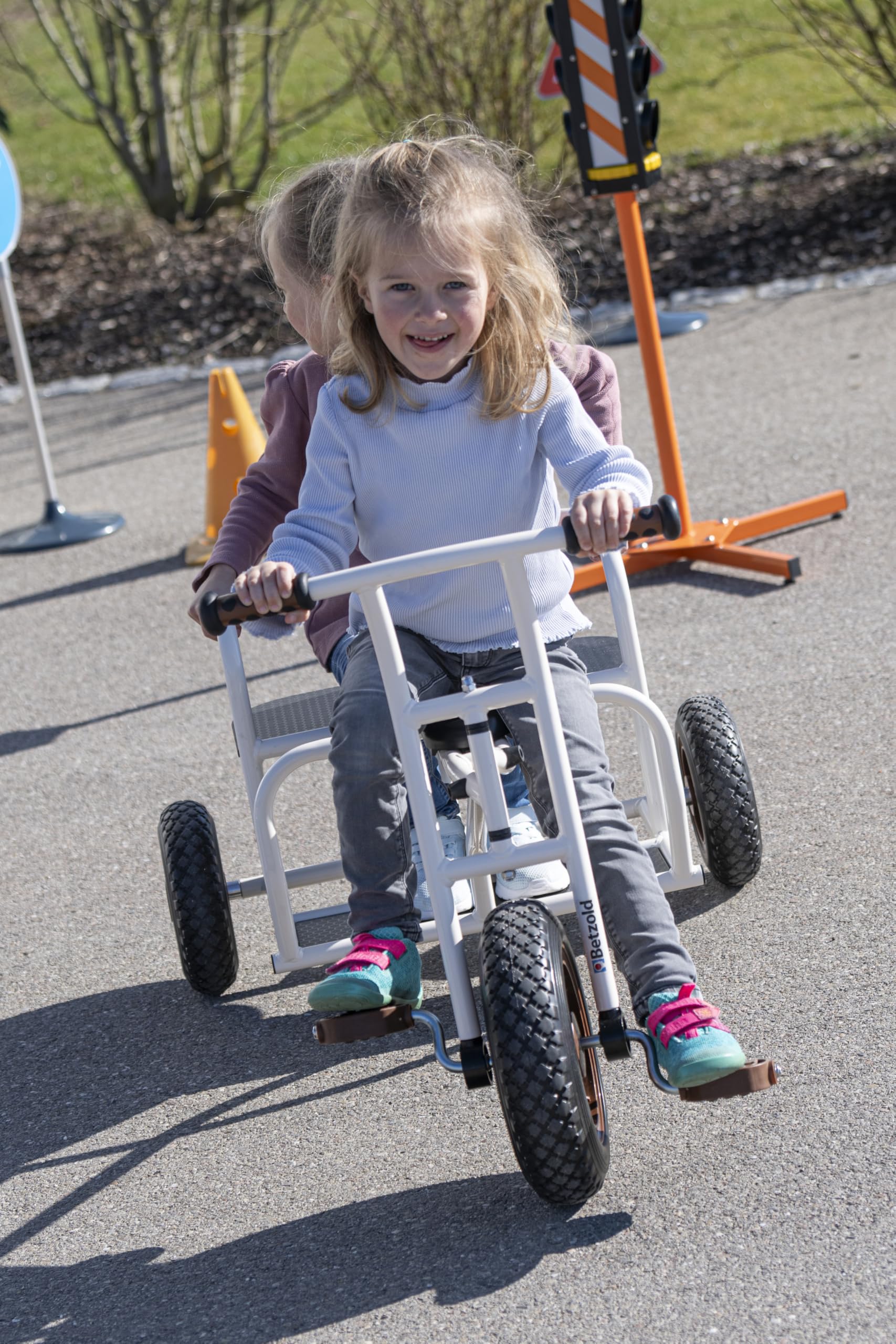 Betzold - Dreirad „BuddyPlus" - Kinder-Fahrzeug mit 3 Sitzen, Trittbrett und Armlehnen