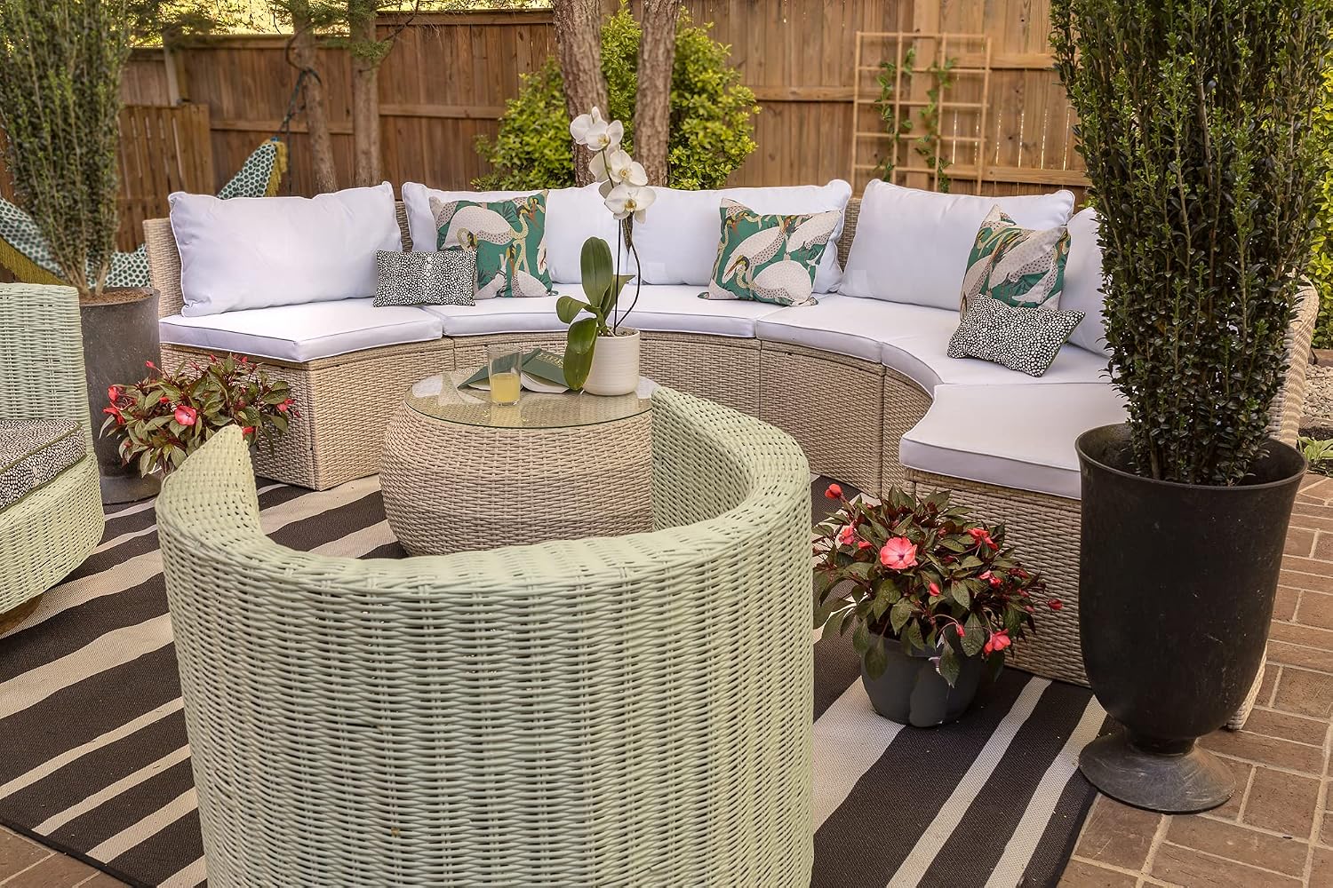 SAFAVIEH Outdoor - Jesvita 4-Piece Conversation Set - Beige & White - Faux Wicker & Steel Frame - Demilune Sectional with Accent Table - Ideal for Patio, Deck, Porch, Backyard (PAT7701B)