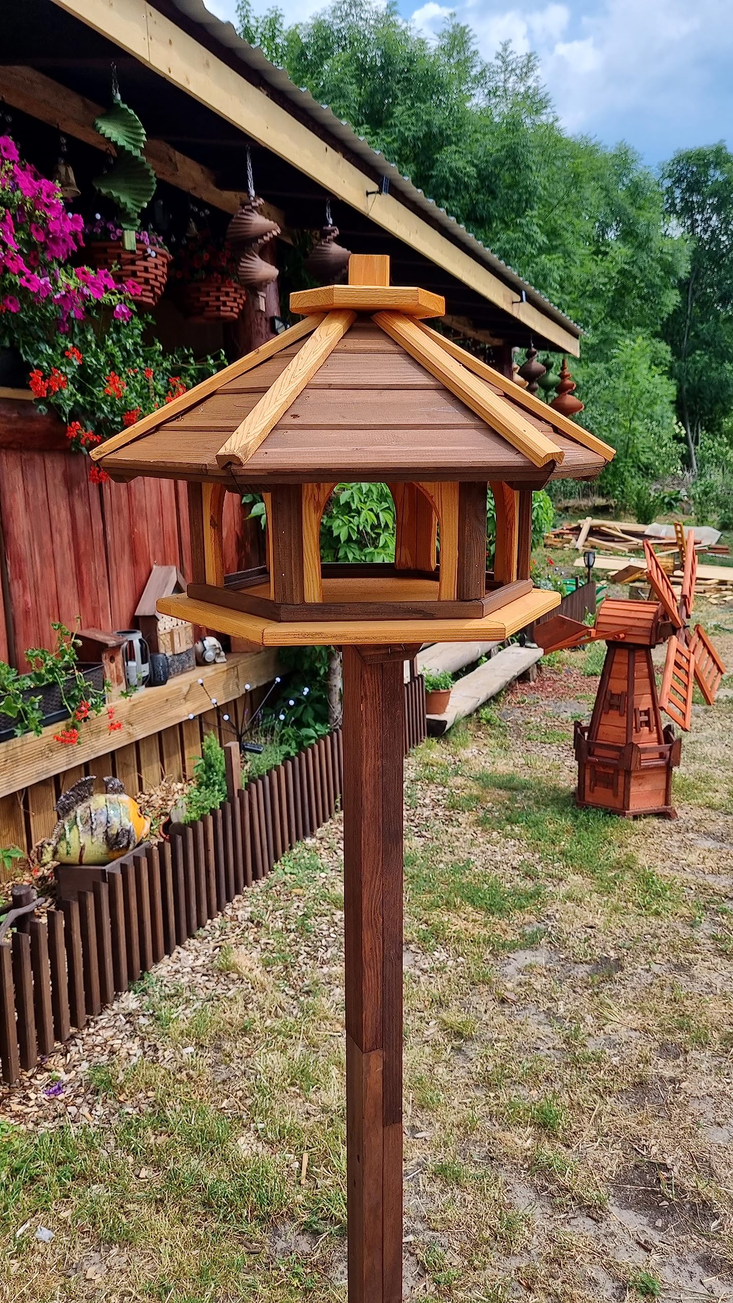Pajarera con soporte de madera, resistente a la intemperie, comedero para pájaros, comedero para pájaros silvestres, comedero para pájaros para colocar en el jardín, balcón (marrón + amarillo)