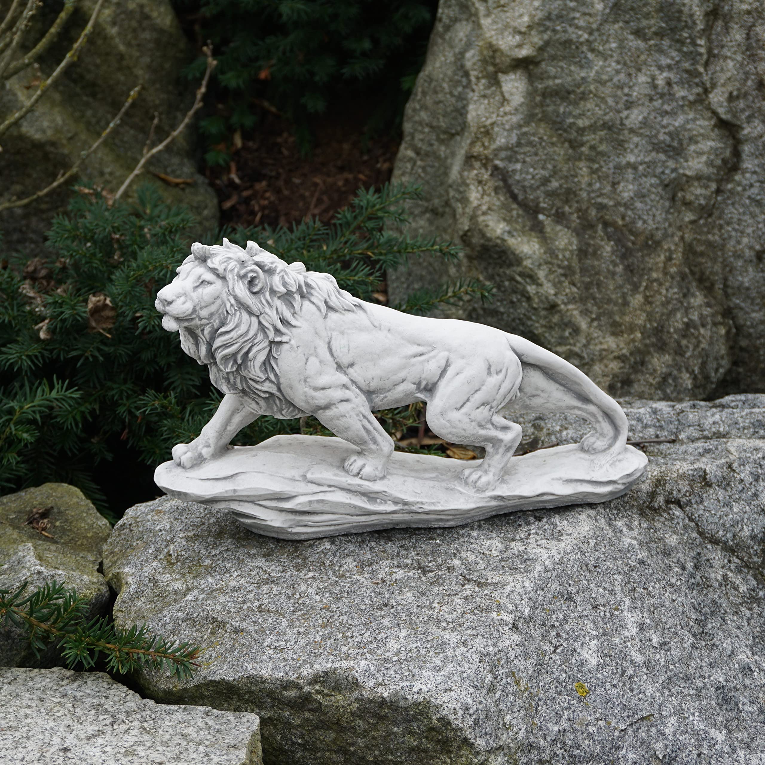 gartendekoparadies.de Leone su una roccia, statuetta in pietra H. 23 cm, 5 kg, grigio, resistente al gelo in pietra per esterni