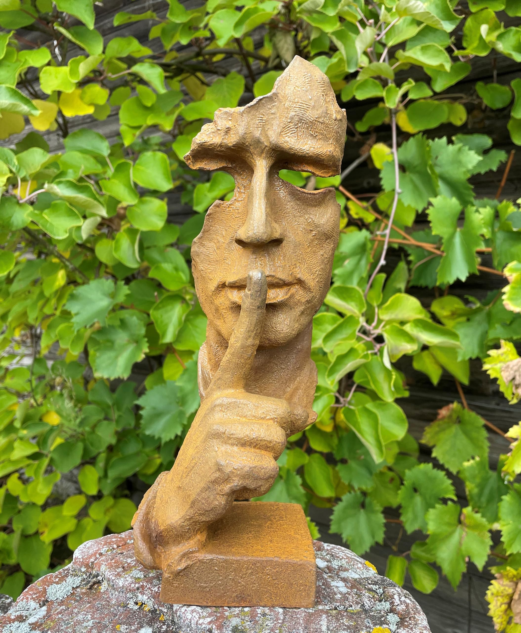 STEINFIGURENWELT GIEBEN Skulptur Gesicht Speak No Evil 30cm Nichts Sagen Gusseisen Figur Deko Vintage Eisenguss mit Rostpatina Gartenfigur Gartenskulptur Kopf Edelrost Wetterfest