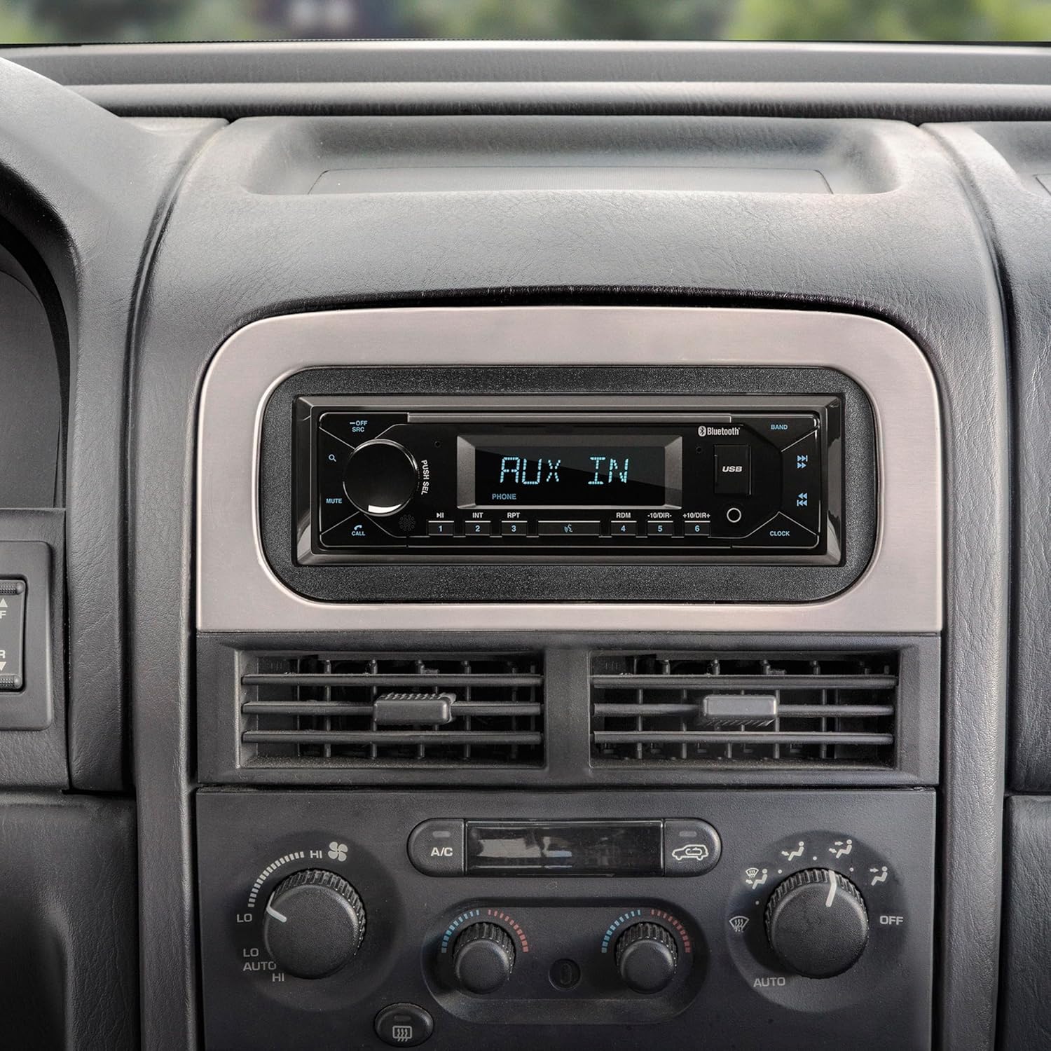 Example of Single DIN radio installed with Scosche dash kit