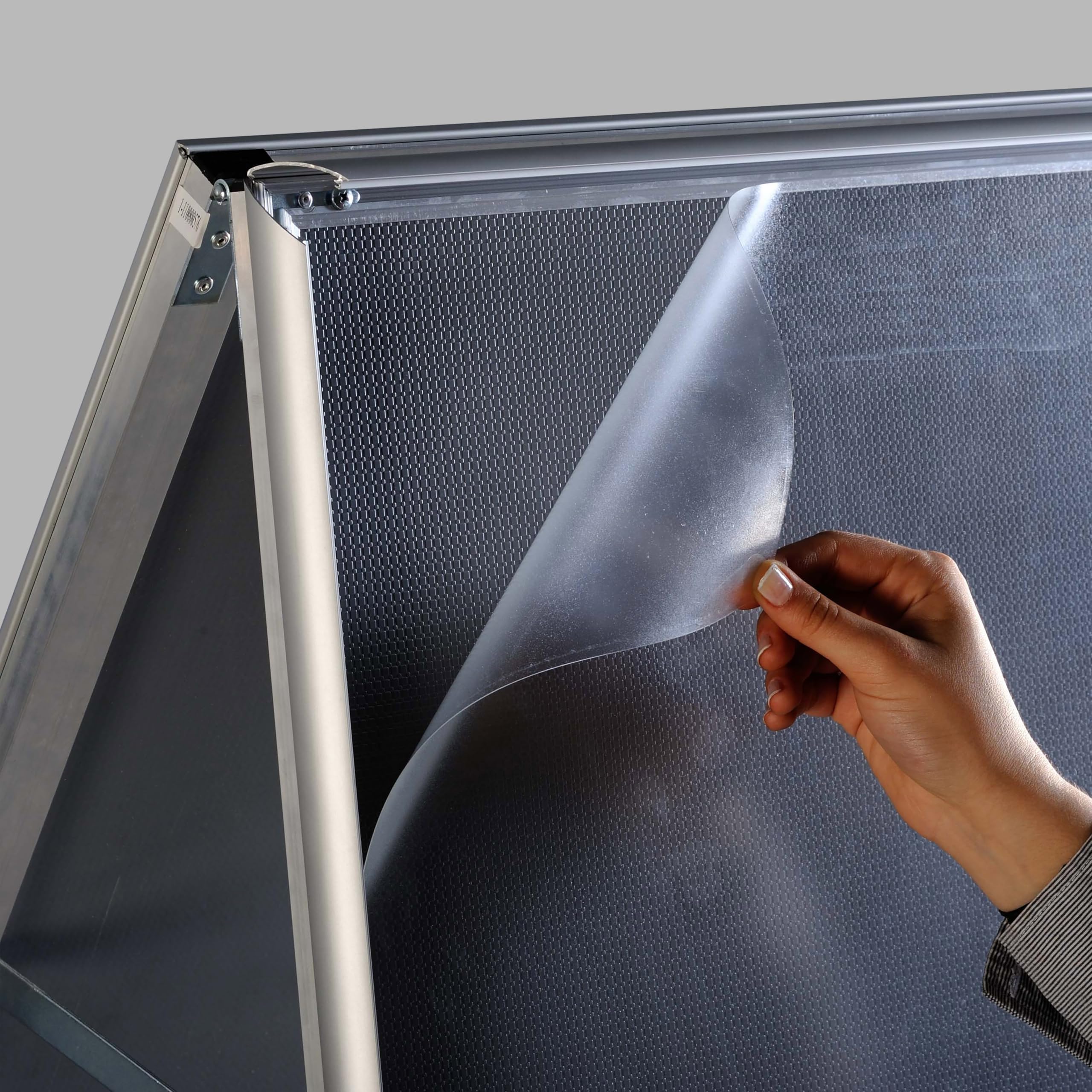 publicidad exterior a la intemperie B2 | porta carteles con perfil de 32 mm para carteles DIN B2 | caballete pizarra con orificios de drenaje de agua incl. 2 láminas PET